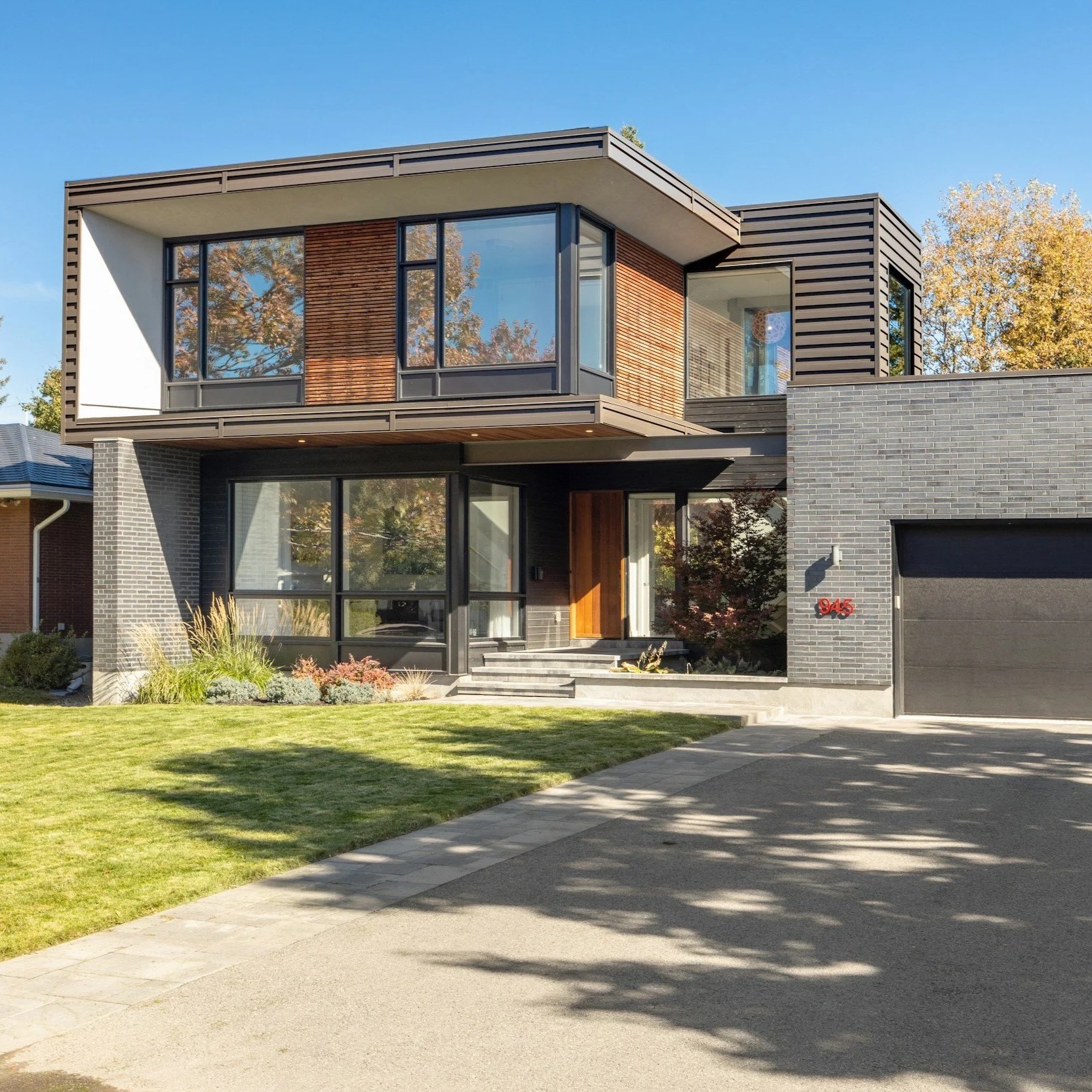 02 / SIGNATURE FILM | From €700 | A carefully planned production built around architecture, natural light, atmosphere and the distinctive character of a property.
Ideal for: premium homes, luxury apartments, distinctive architecture and high-value de