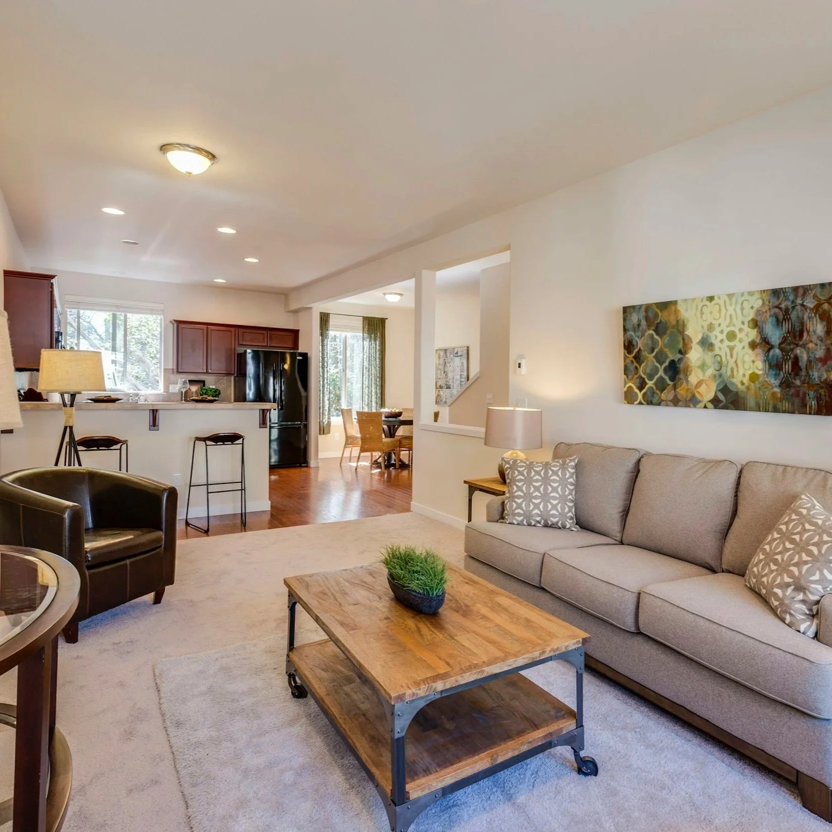 01 / ESSENTIAL FILM | From €250 | A polished, cinematic presentation designed to showcase apartments, houses and investment properties.
Ideal for: everyday property listings and agents who need consistent professional content.