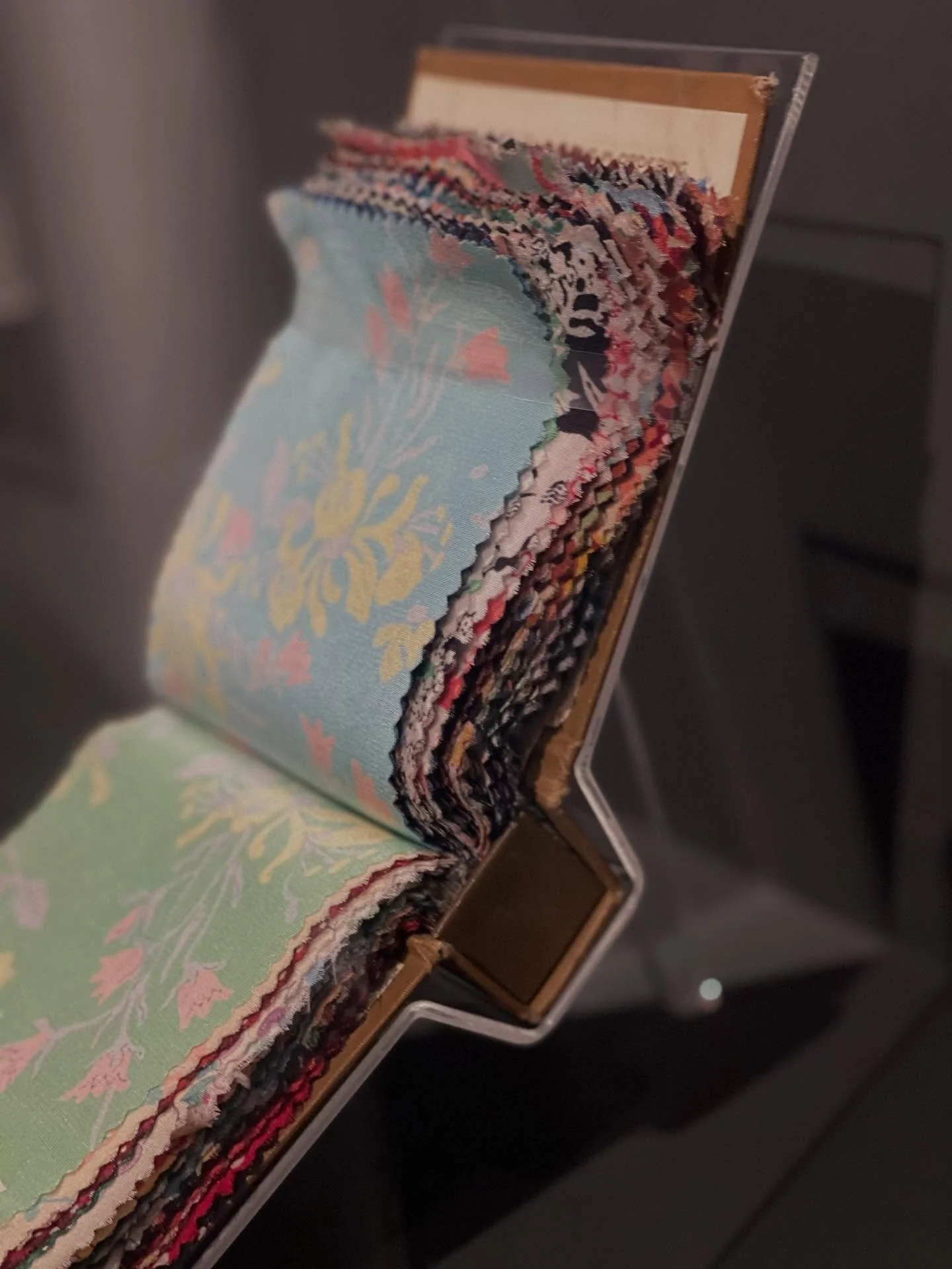 @morrisgallery for the superb Women In Print show celebrating the evolving influence and status of women in Liberty textiles over the past 150 years. 

On the train up by happy chance I read  @favershamlife new article about  the lovely @helenadamsde