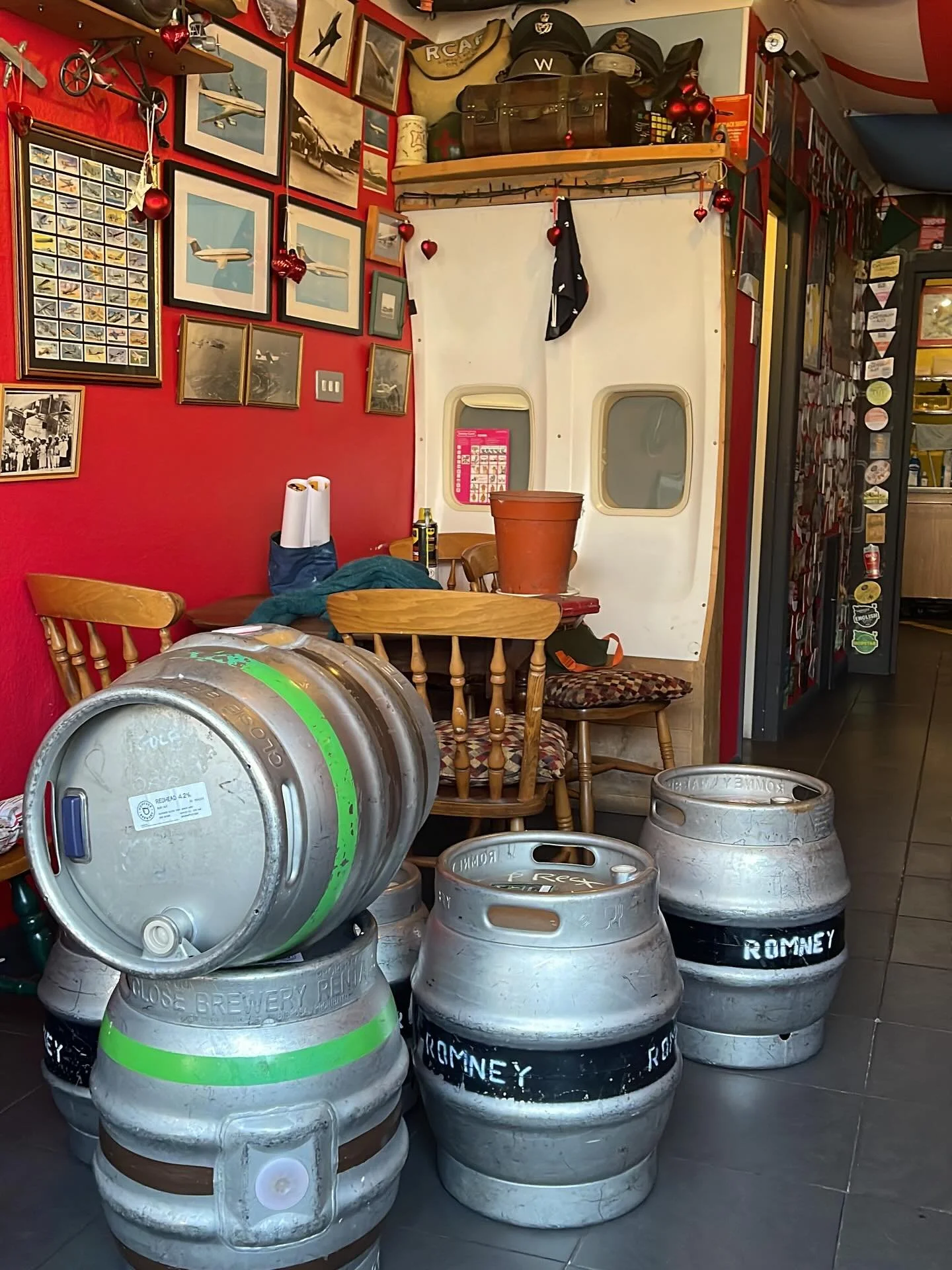 Yesterday morning&rsquo;s job at @thepilotsrest micro pub in Sheerness, decorating for Christmas - pared back by my standards!

Also took in a delivery from the  @hopfuzz and their fab limited editions which are brilliant: The Redhead - a Christmas R