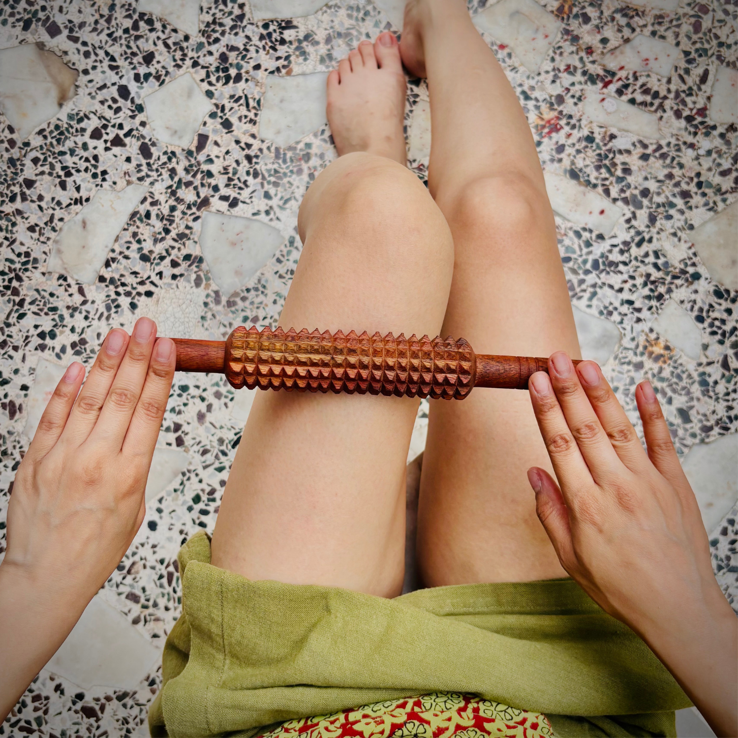 wooden-fascia-release-roller-thigh-use.png.png