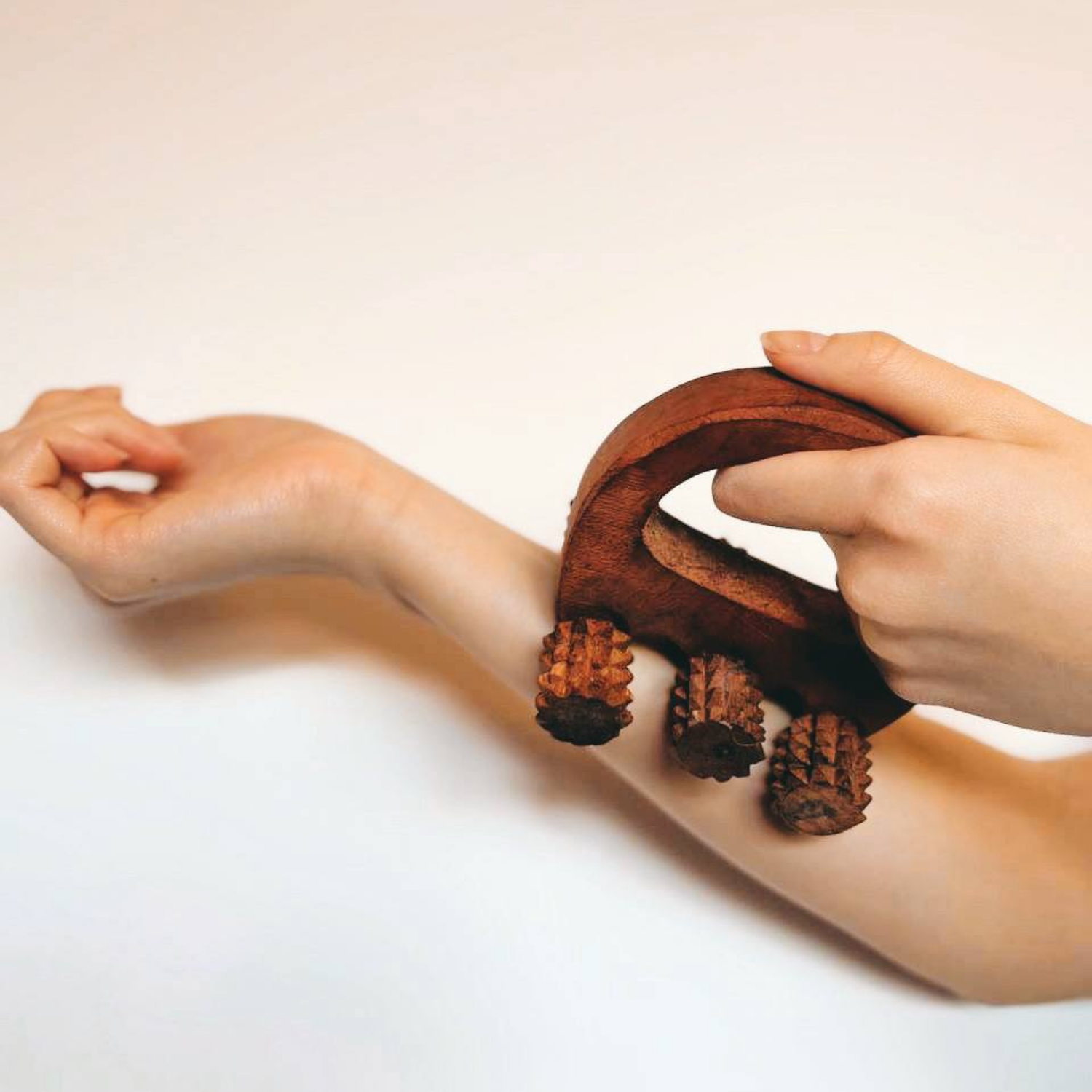 handheld-wooden-body-massage-roller-forearm.png.png