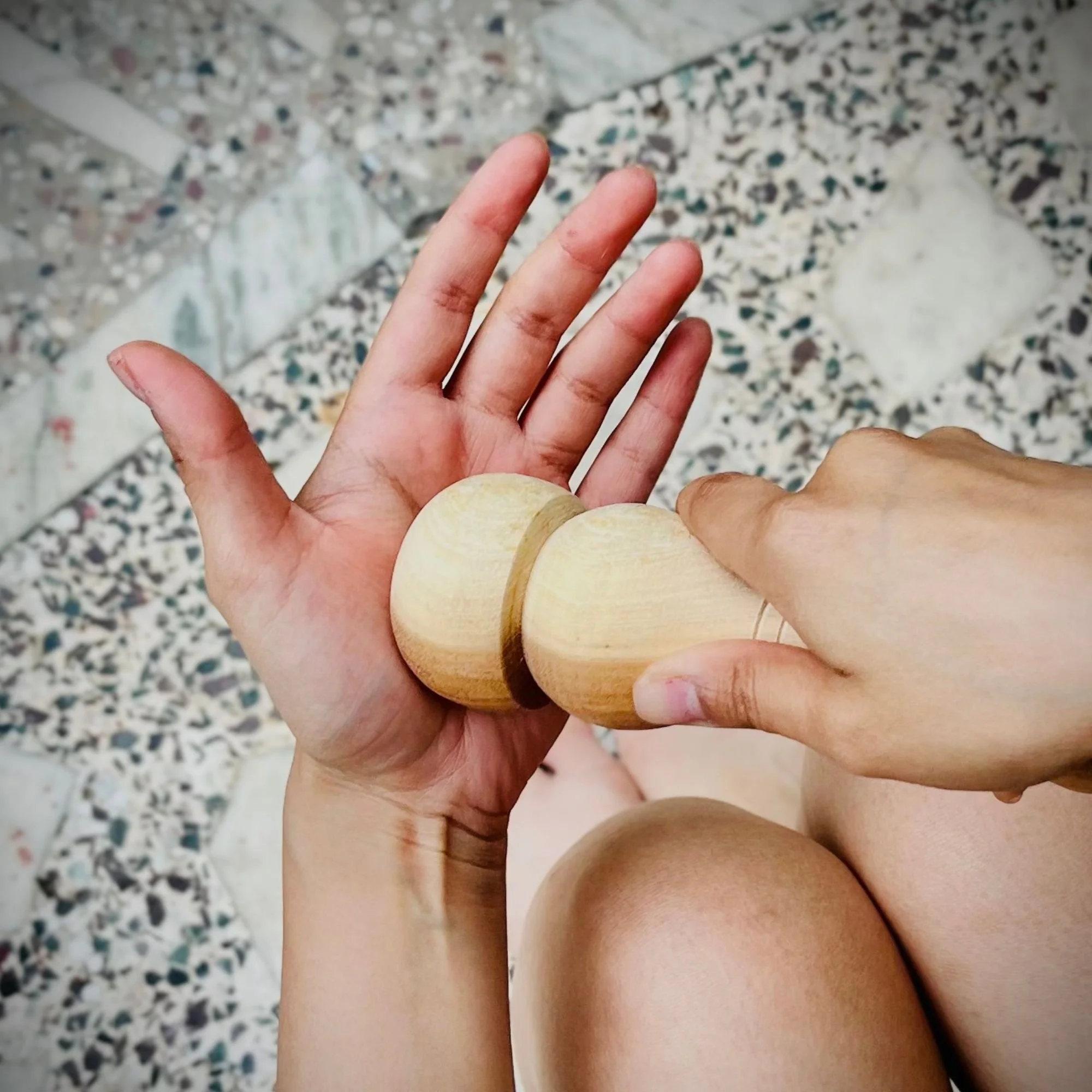 Wooden_arbor_massage_tool_palm.jpg