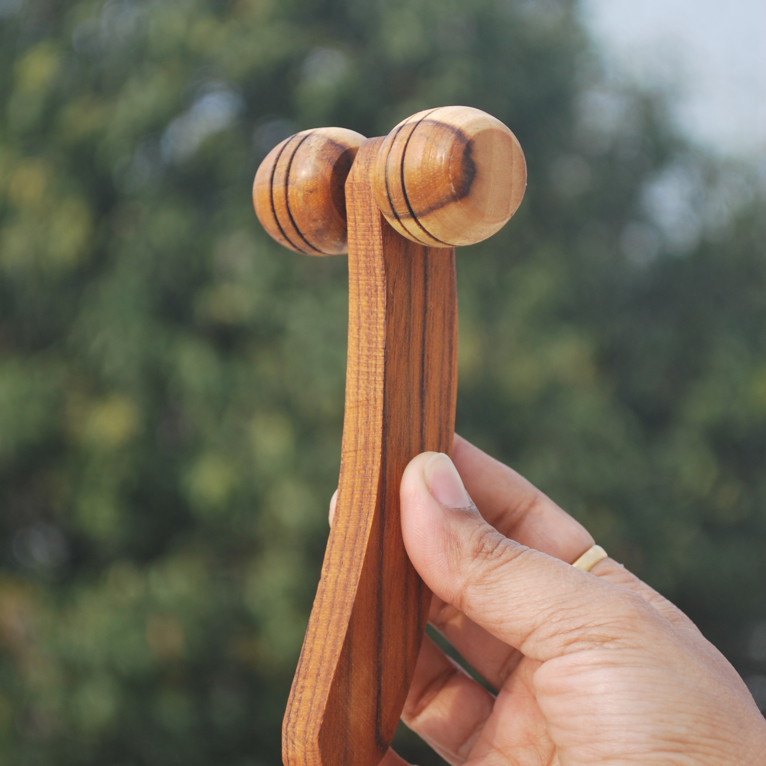 closeup of the lifestyle image of curved handheld outside