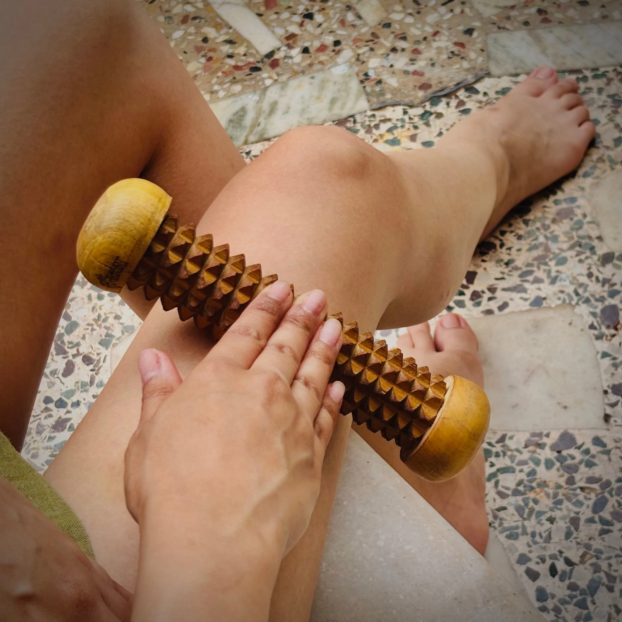 wooden_muscle_recovery_roller_hamstring.jpg