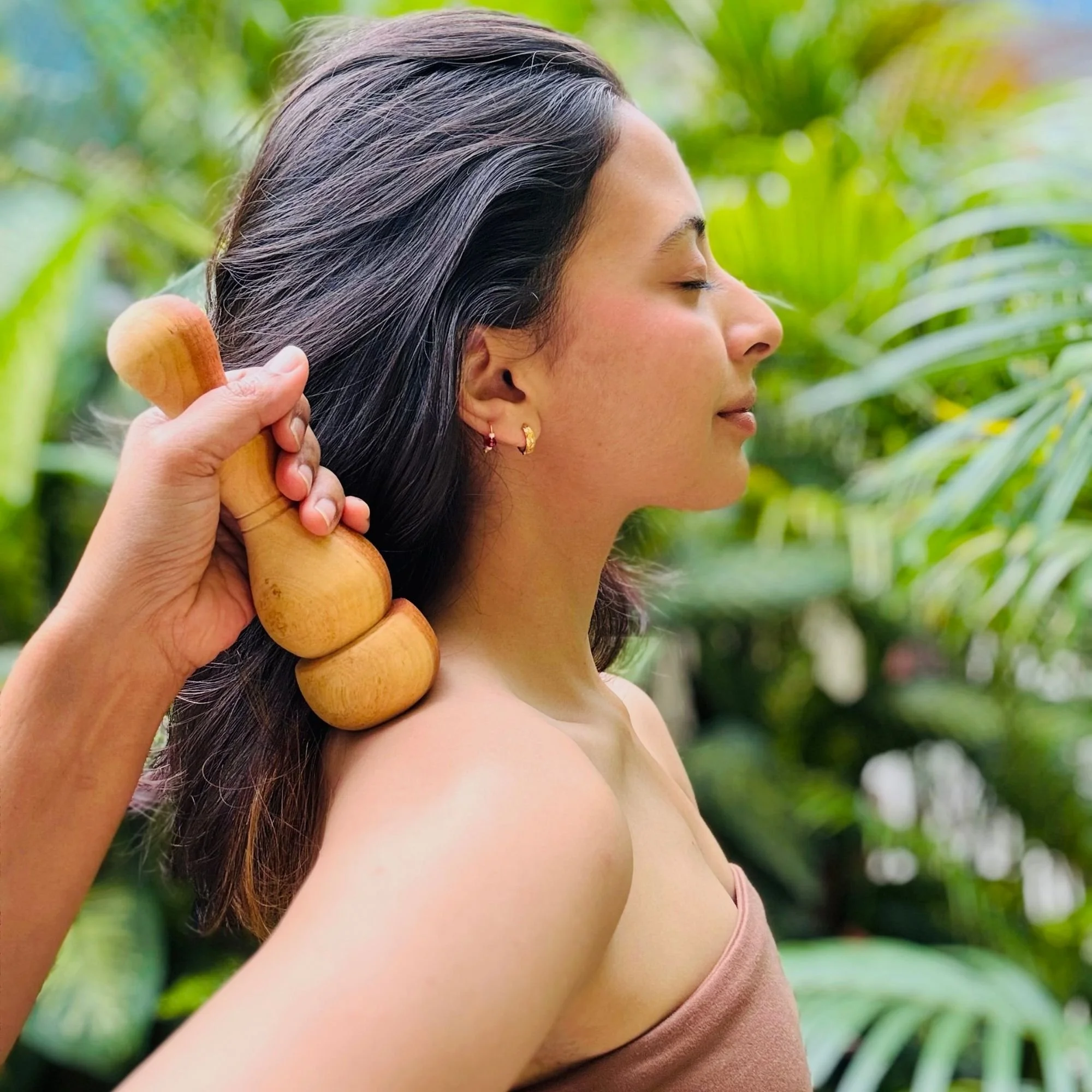 Wooden_arbor_massage_tool_shoulder.jpg