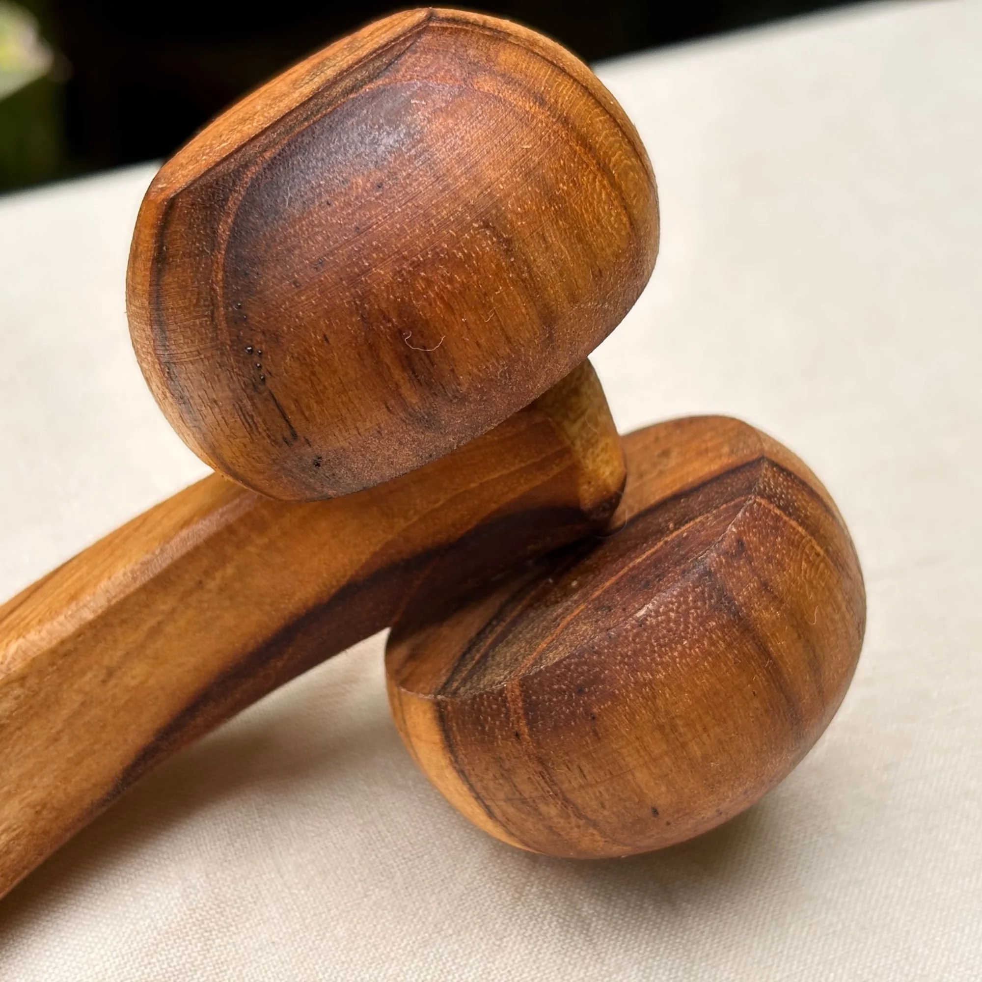 Wooden_relaxation_massage_roller_zoom_in.jpg