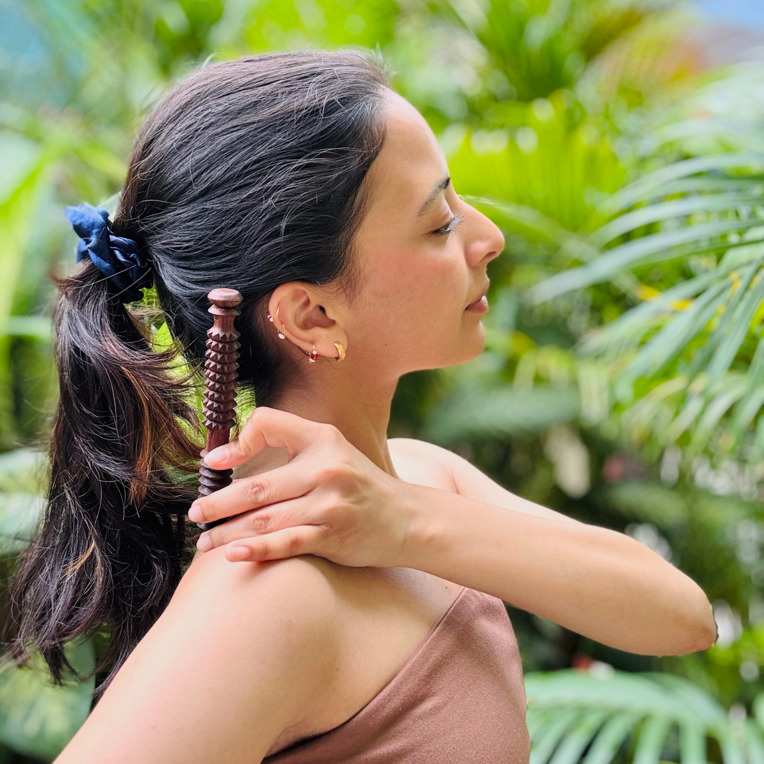 wooden-body-acupressure-massage-tool-shoulder-use.png.png