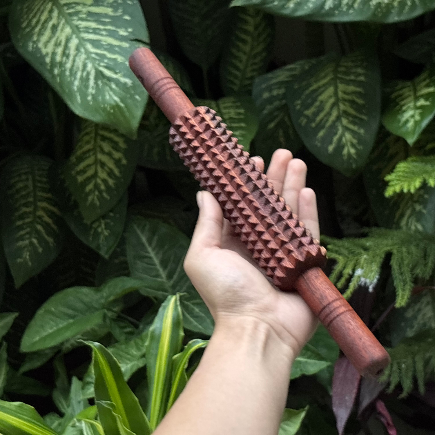 wooden-fascia-release-roller-handheld-scale.png.png