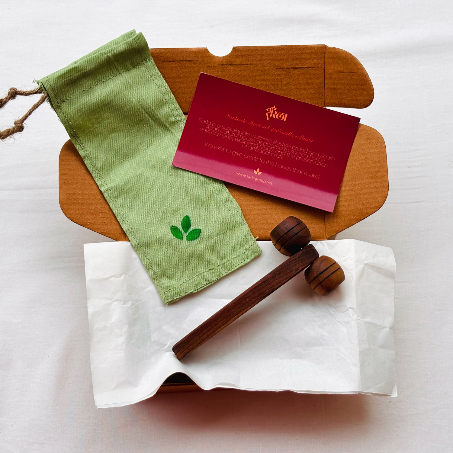 Wooden lymphatic face roller with reusable cotton pouch, recyclable kraft box and Sarla brand card.