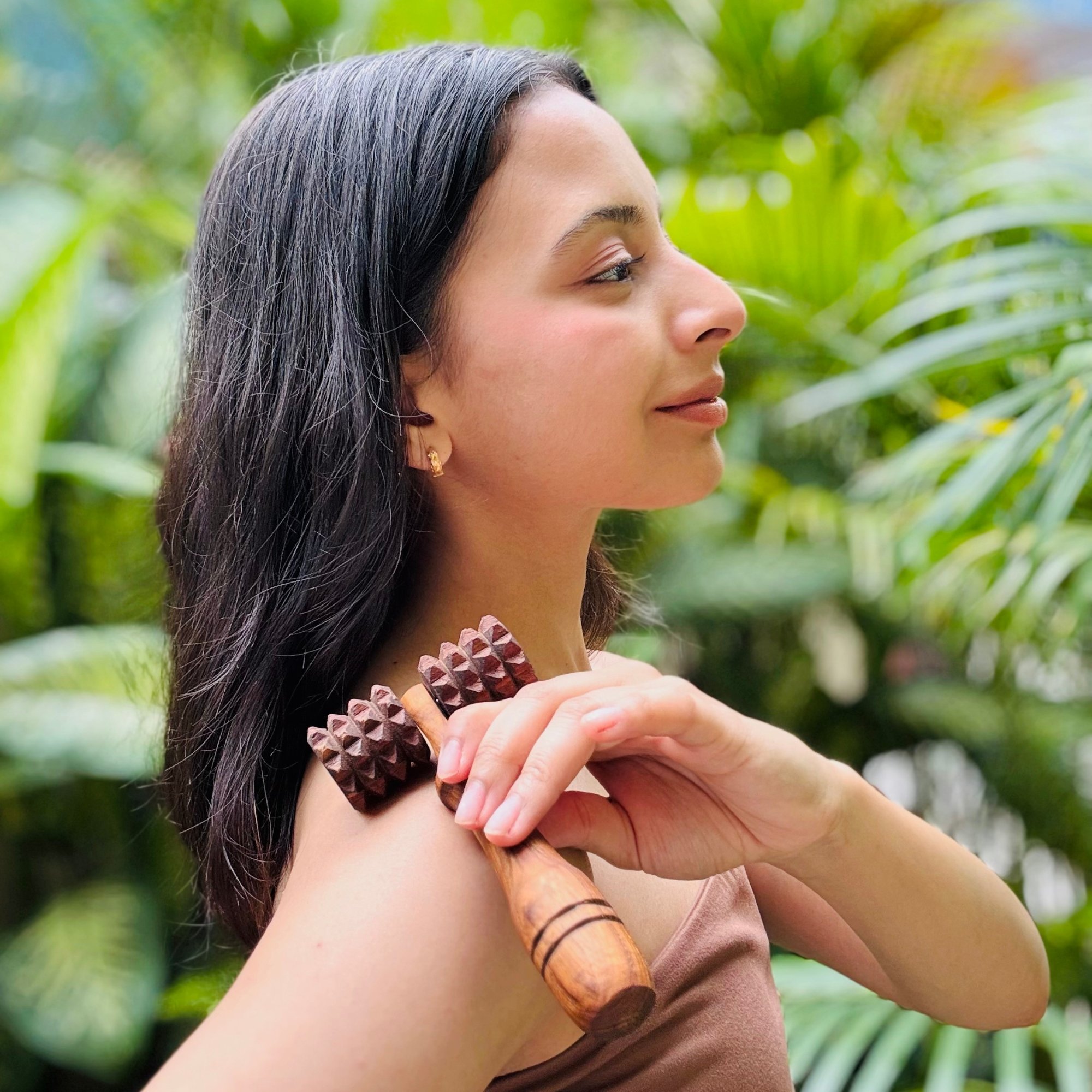 Wooden_deep_tissue_massage_roller_shoulder.jpg