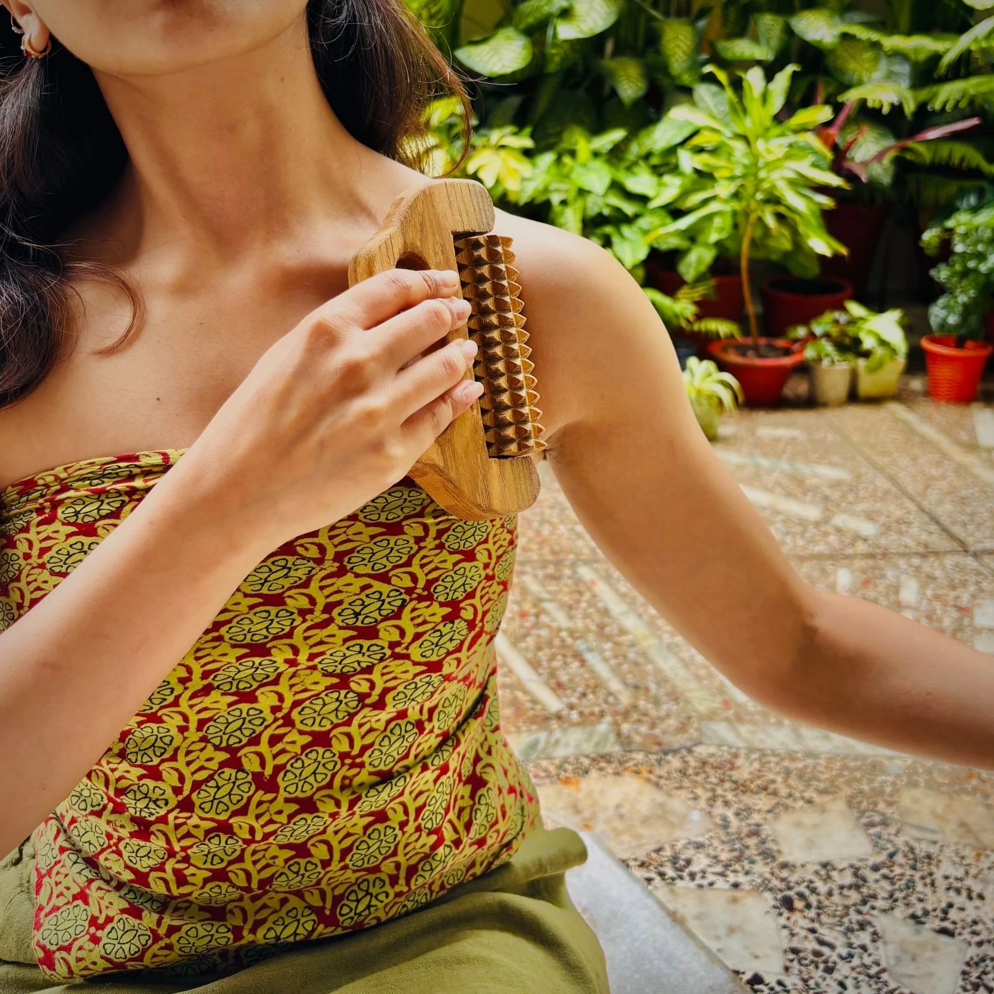 Wooden_cellulite_massage_tool_collarbone.jpg