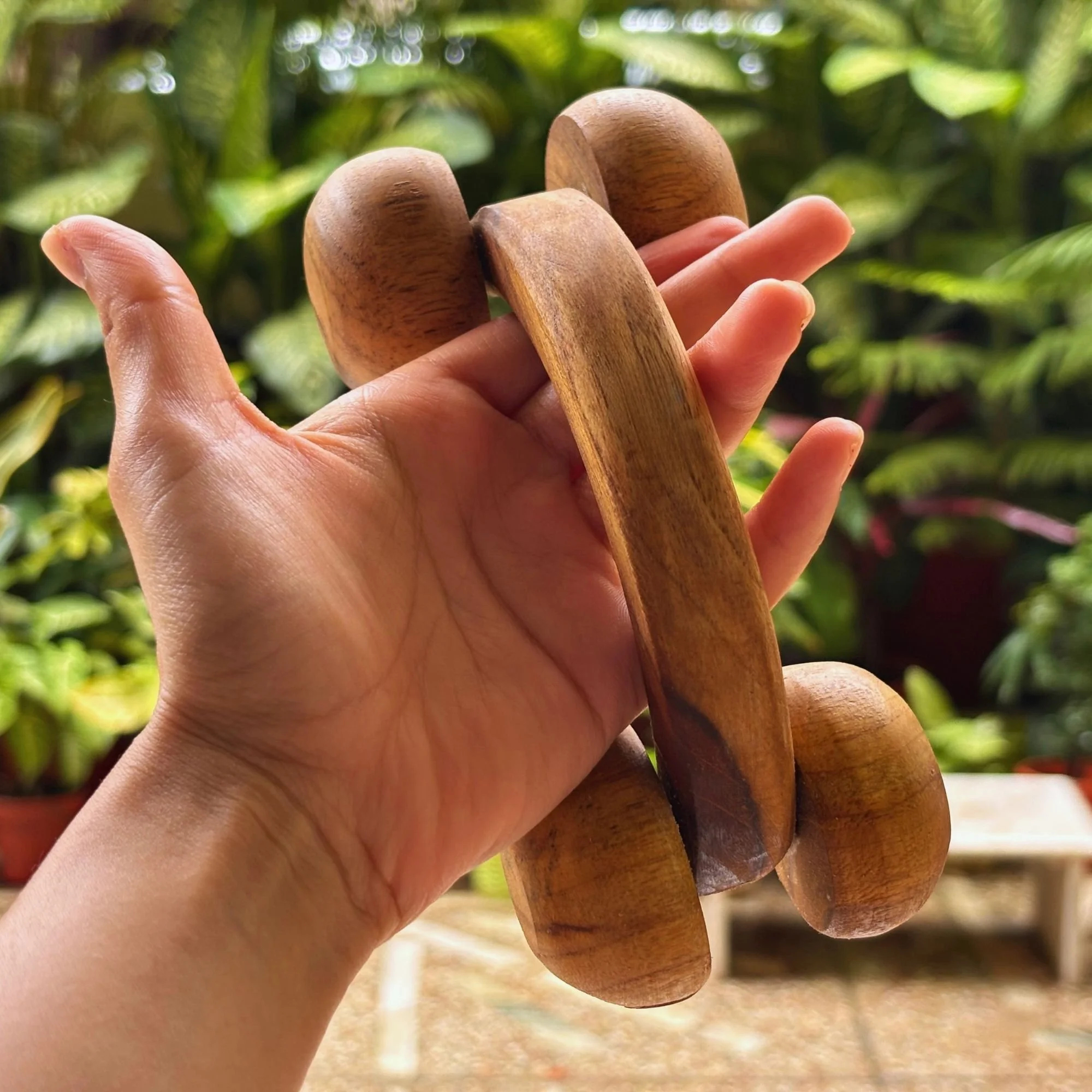 Wooden_relaxation_massage_roller_handheld.jpg