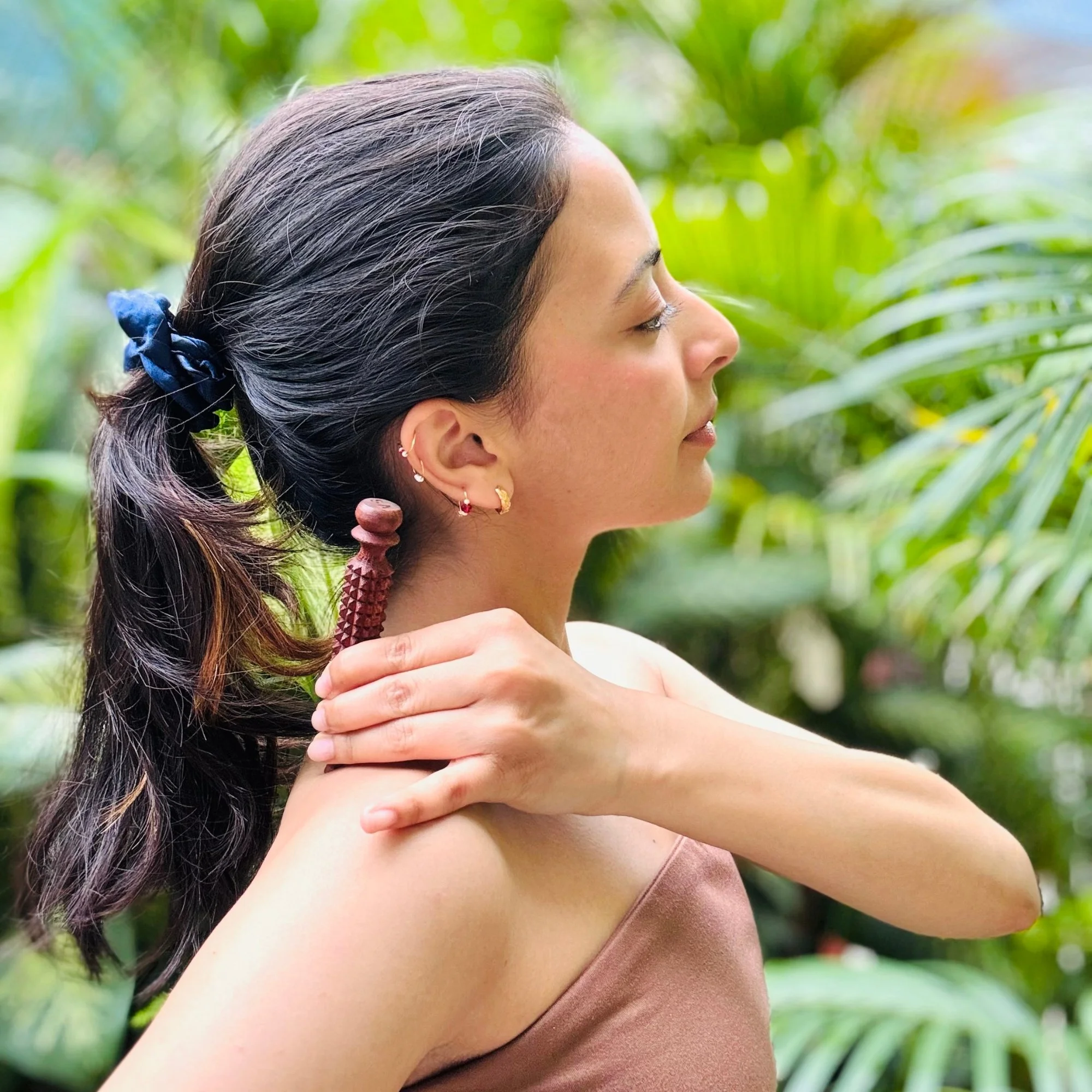 wooden_facial_acupressure_tool_shoulder.jpg
