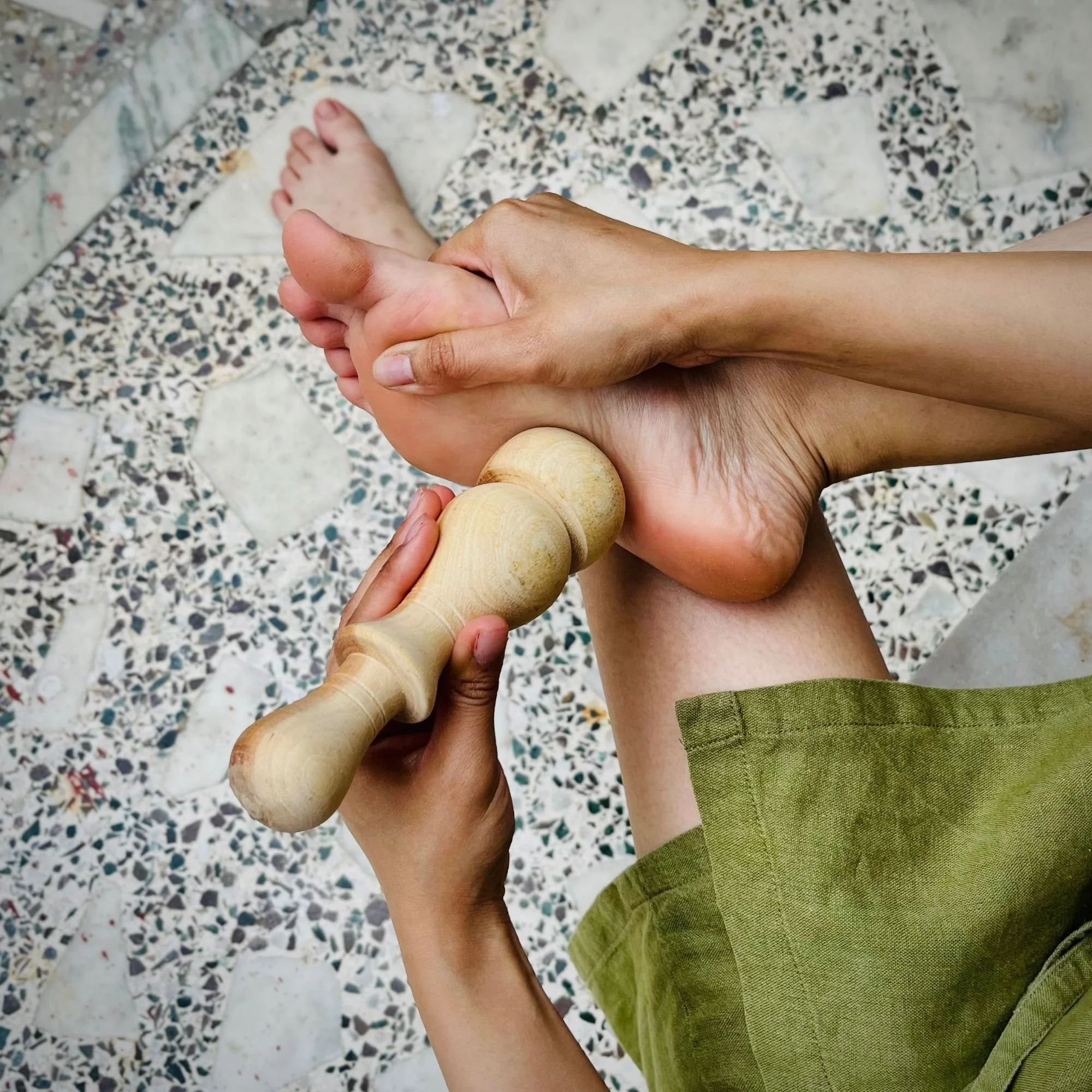 Wooden_arbor_massage_tool_foot.jpg