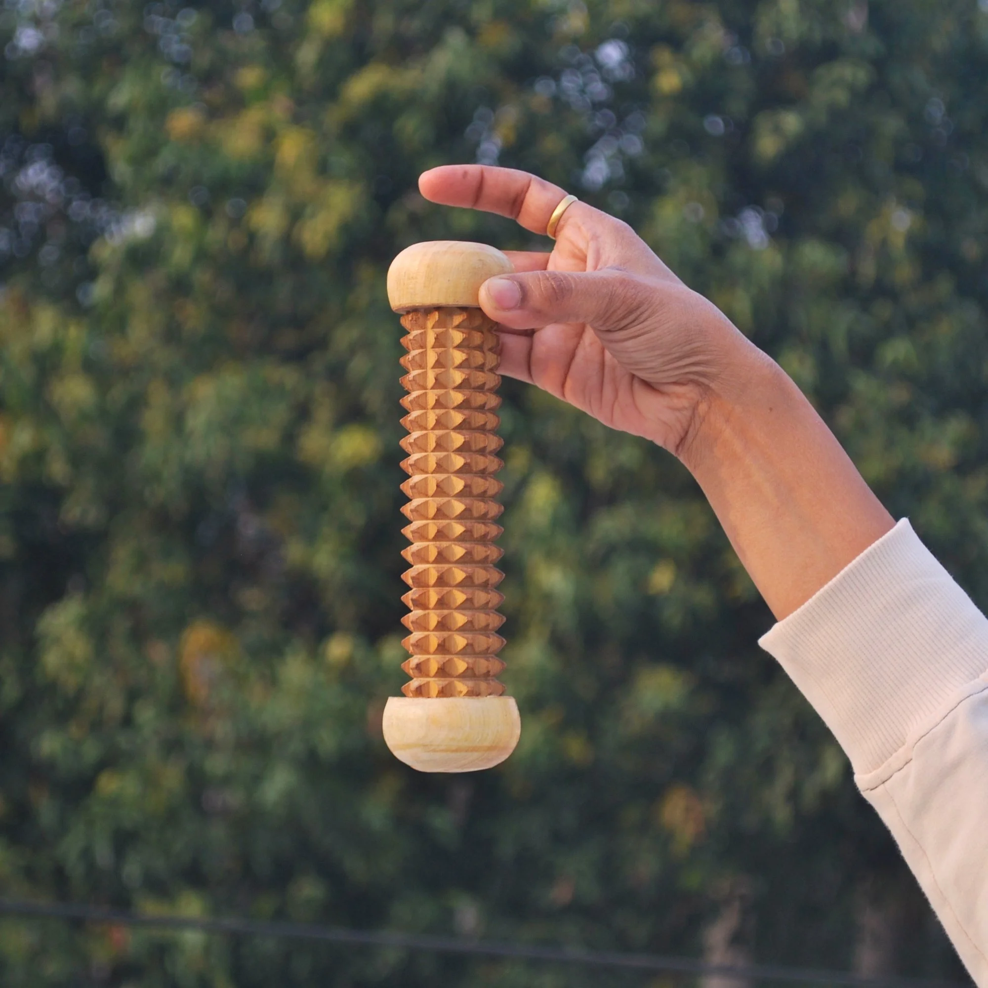 wooden_muscle_recovery_roller_scale_measure.jpg
