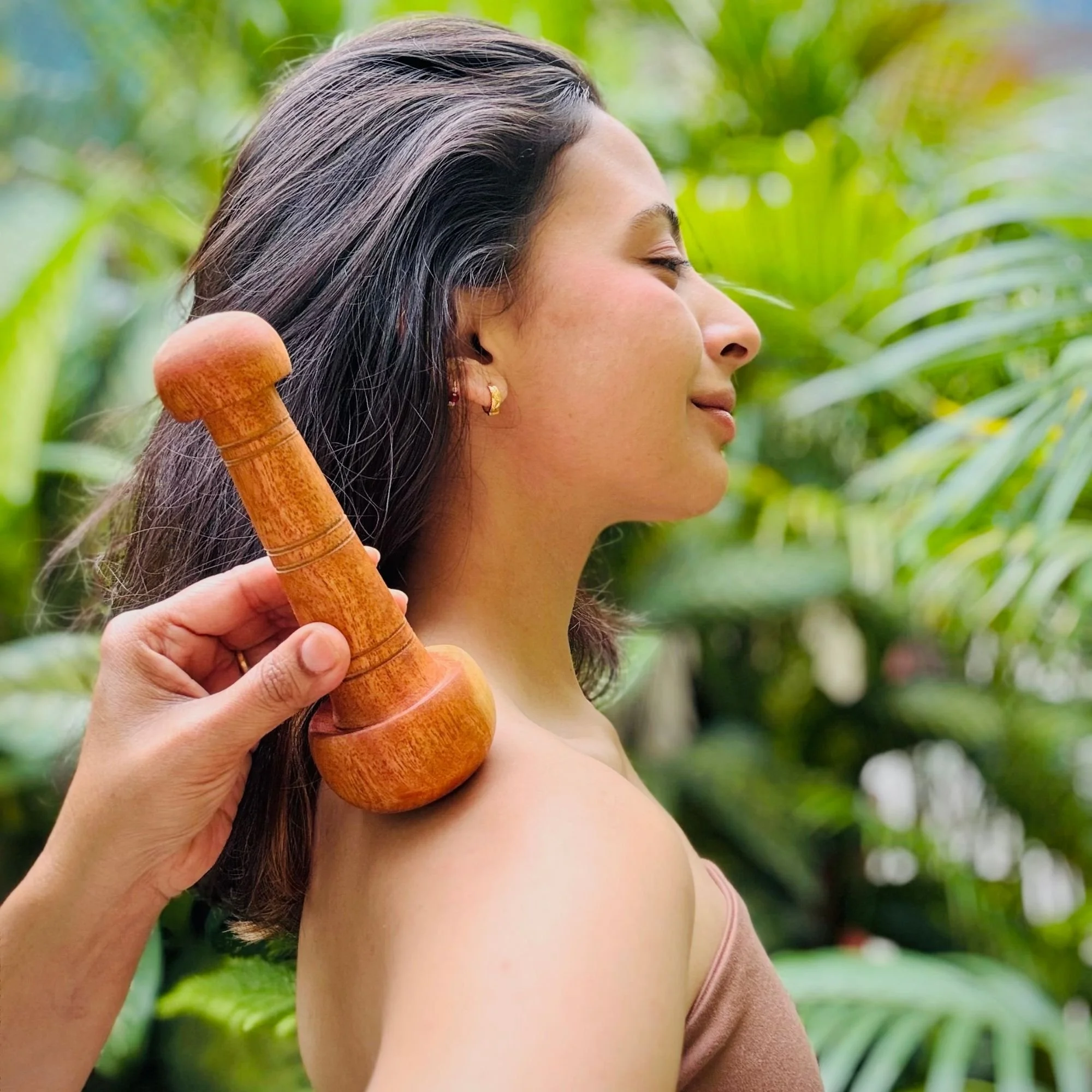 Wooden_arbor_massage_wand_shoulder.jpg