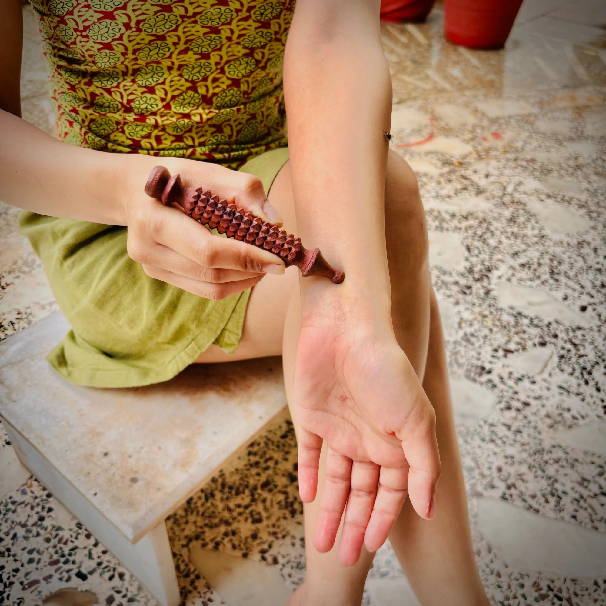 wooden_facial_acupressure_tool_pulse_point.jpg