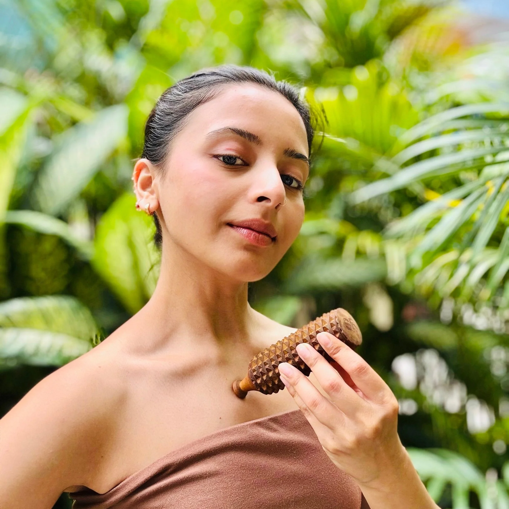 porcupine_massage_roller_collarbone_point.jpg