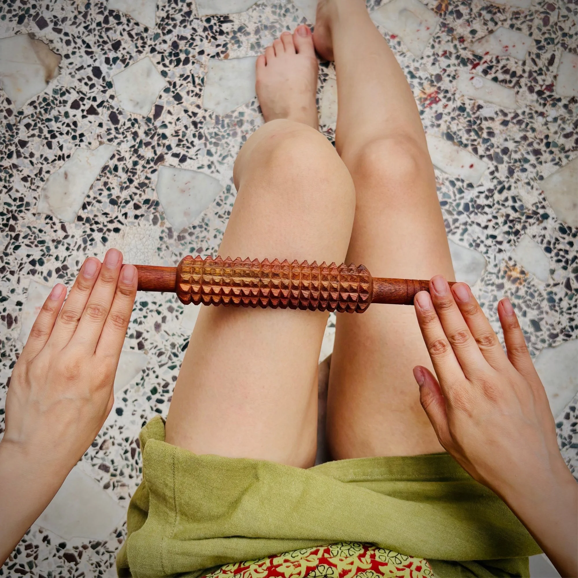 Fascia_release_roller_thighs.jpg