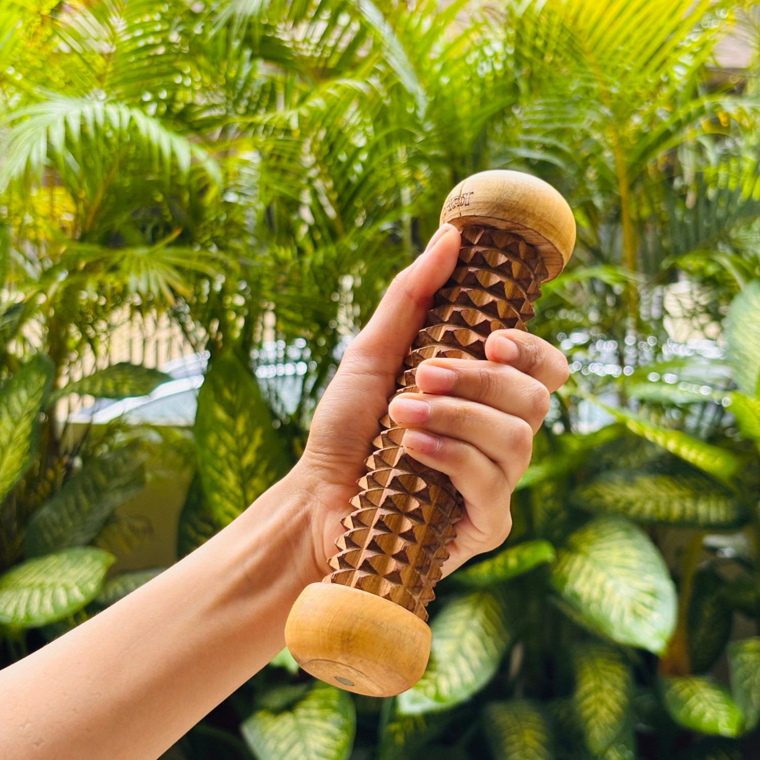 wooden-muscle-recovery-roller-handheld-scale.jpg.png