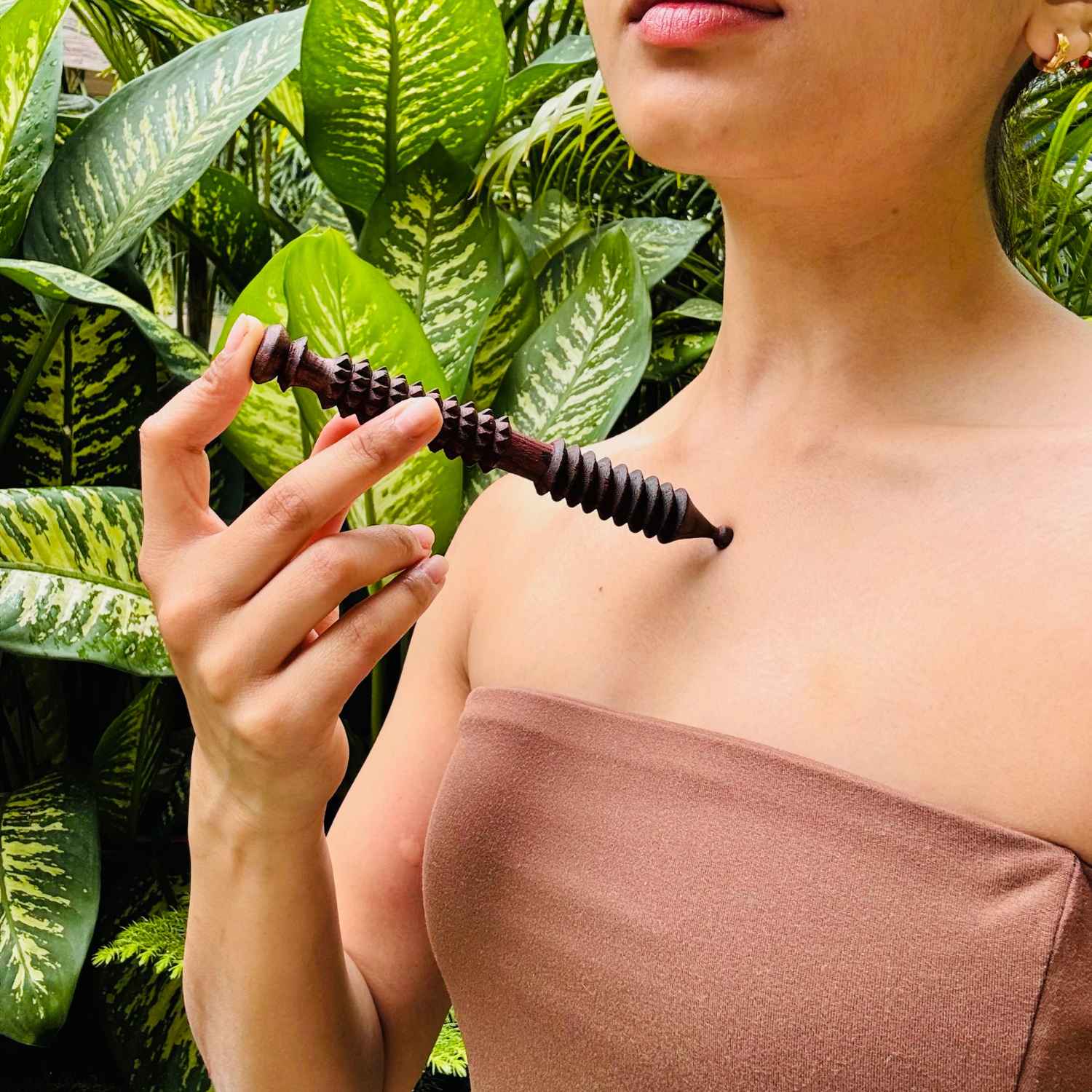 wooden-body-acupressure-massage-tool-collarbone-use.png.png