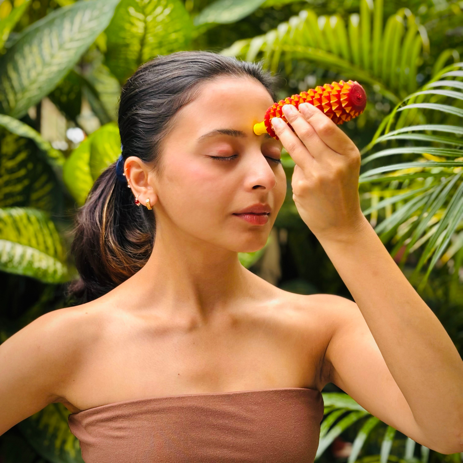 porcupine-acupressure-roller-forehead-point.png.png