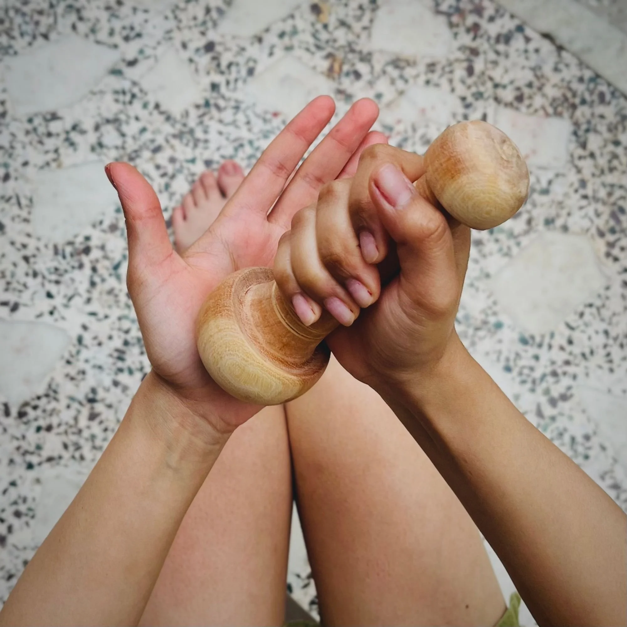 Wooden_arbor_massage_wand_palm.jpg