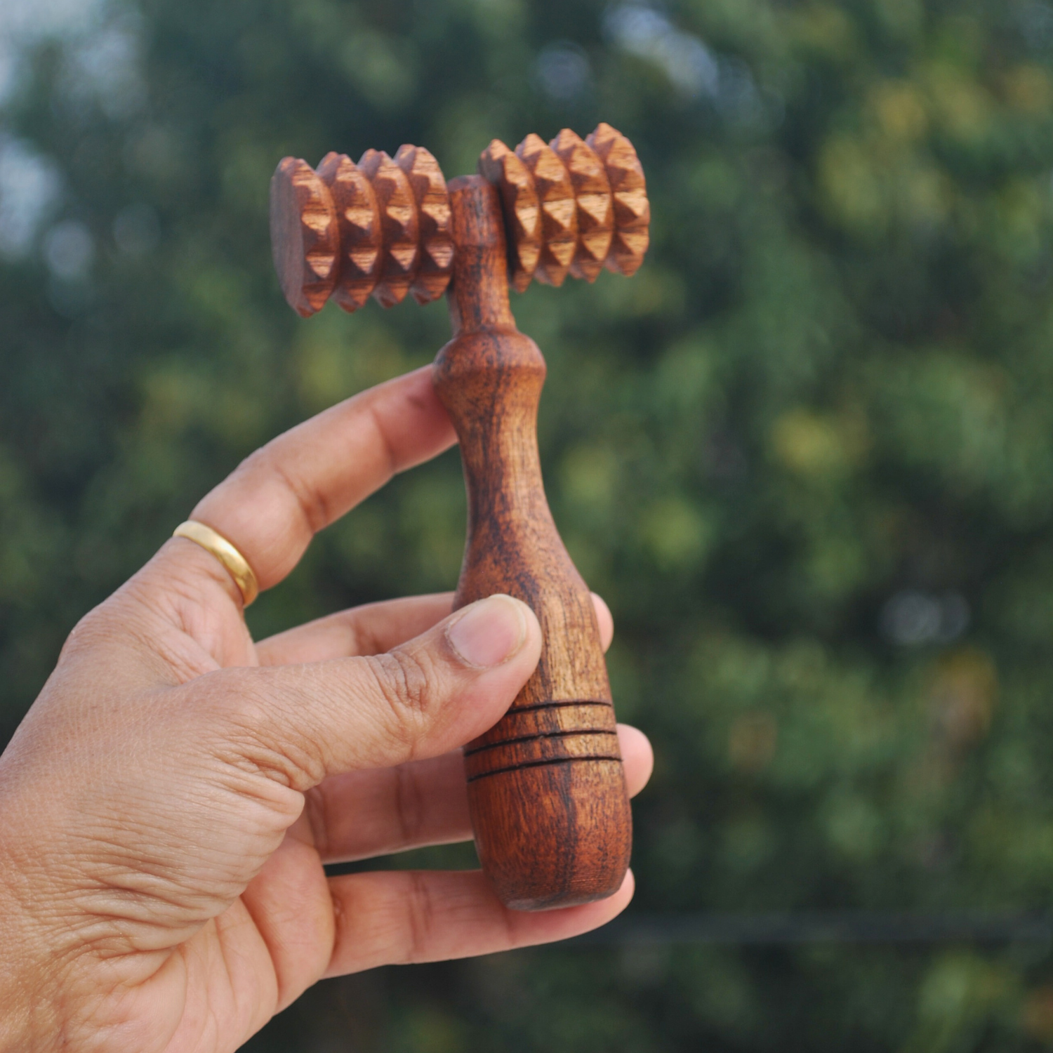 wooden-deep-tissue-massage-roller-handheld-scale.png.png
