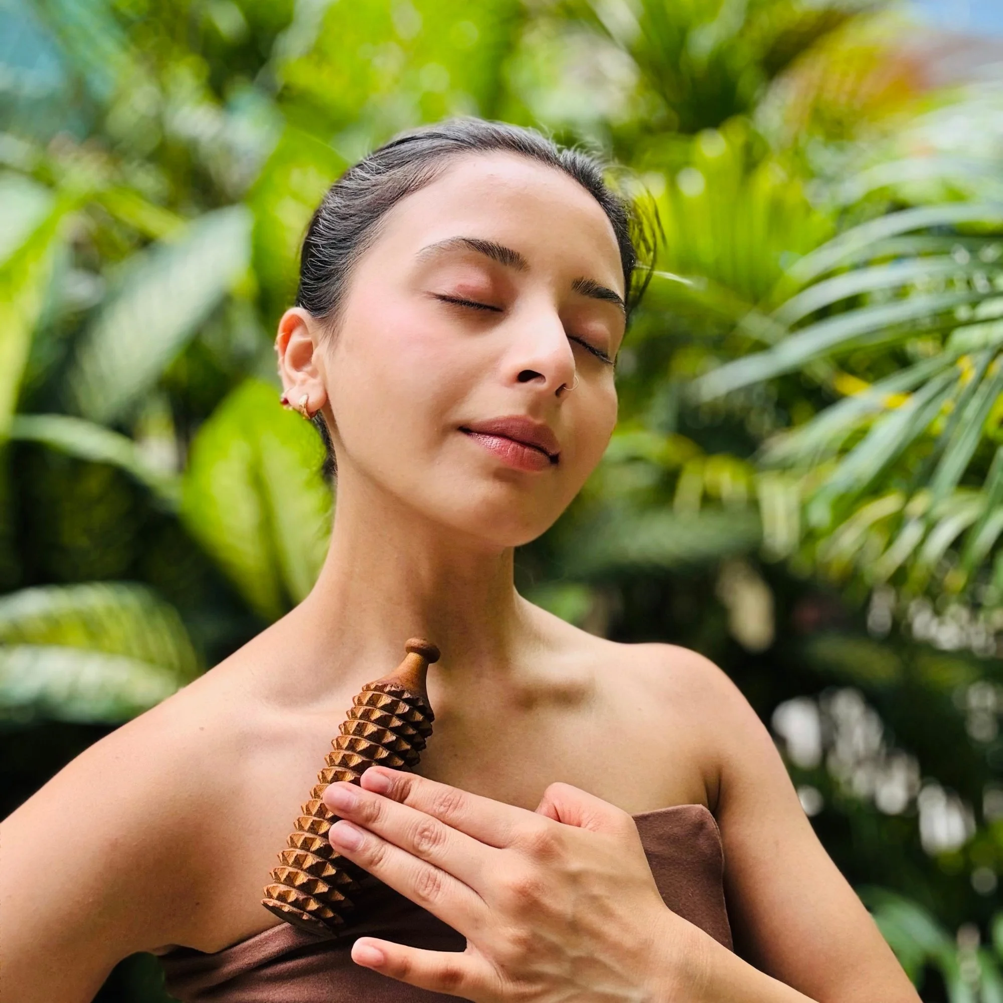 porcupine_massage_roller_collarbone.jpg