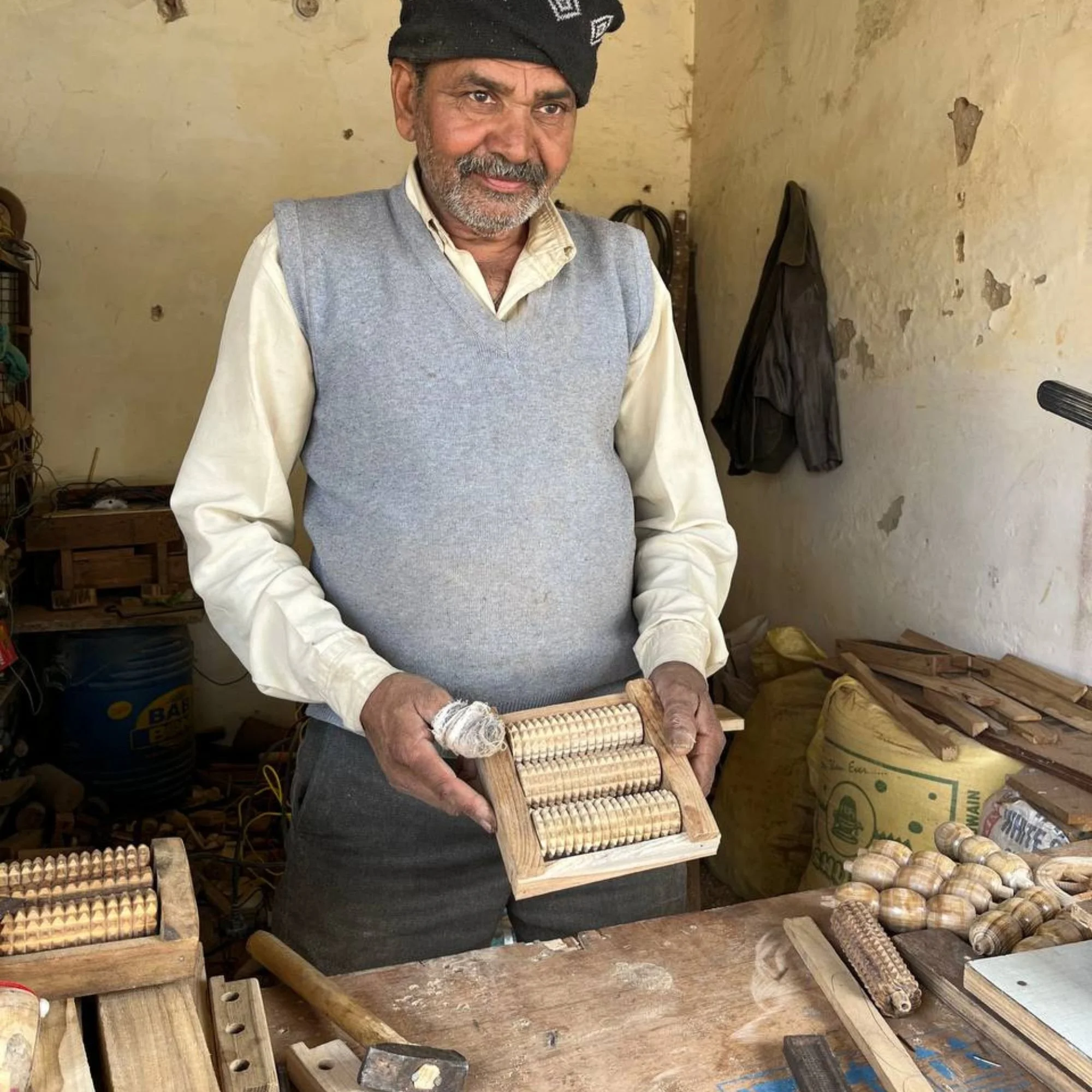 Wooden_foot_reflexology_roller_artisan.jpg