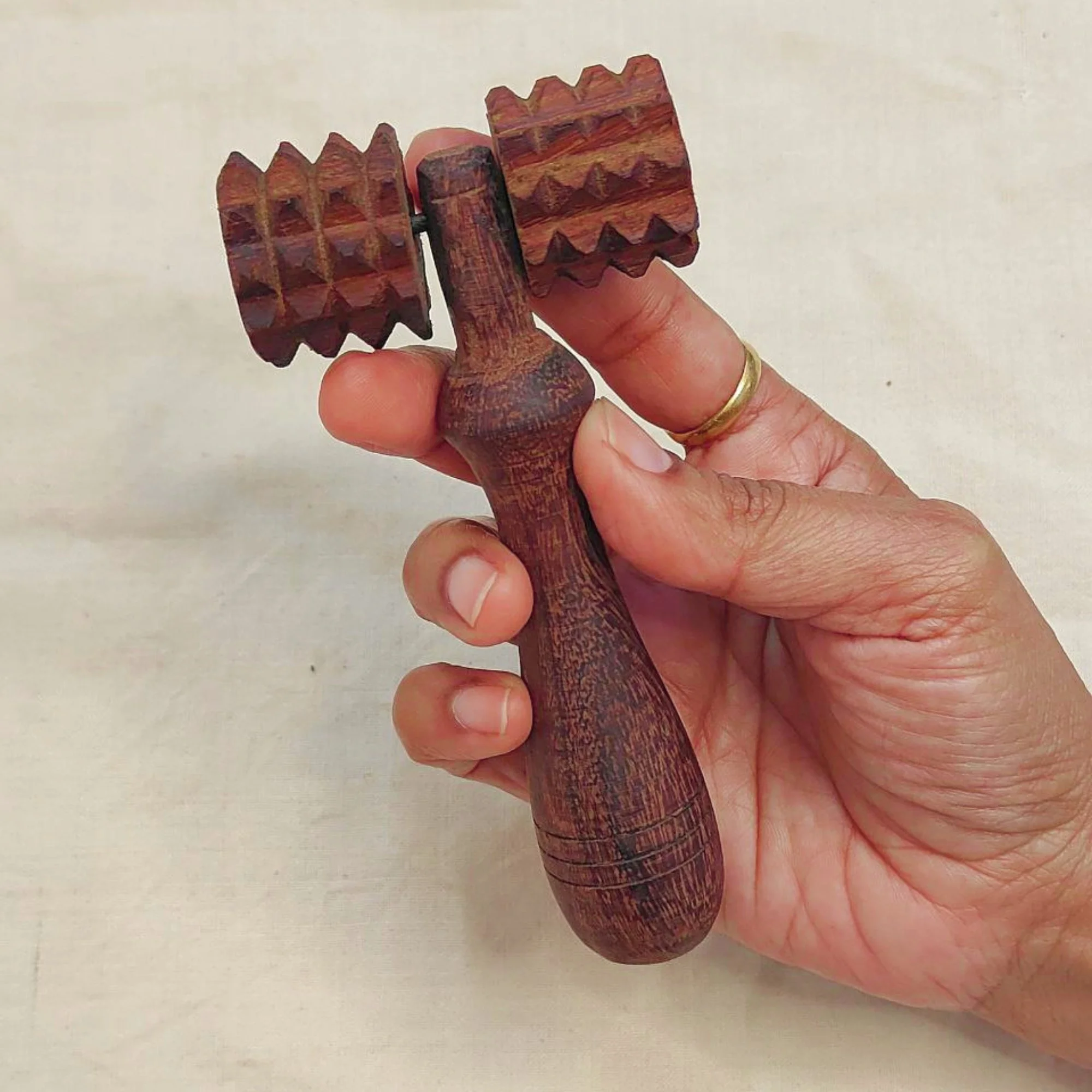 Wooden_deep_tissue_massage_roller_scale.jpg