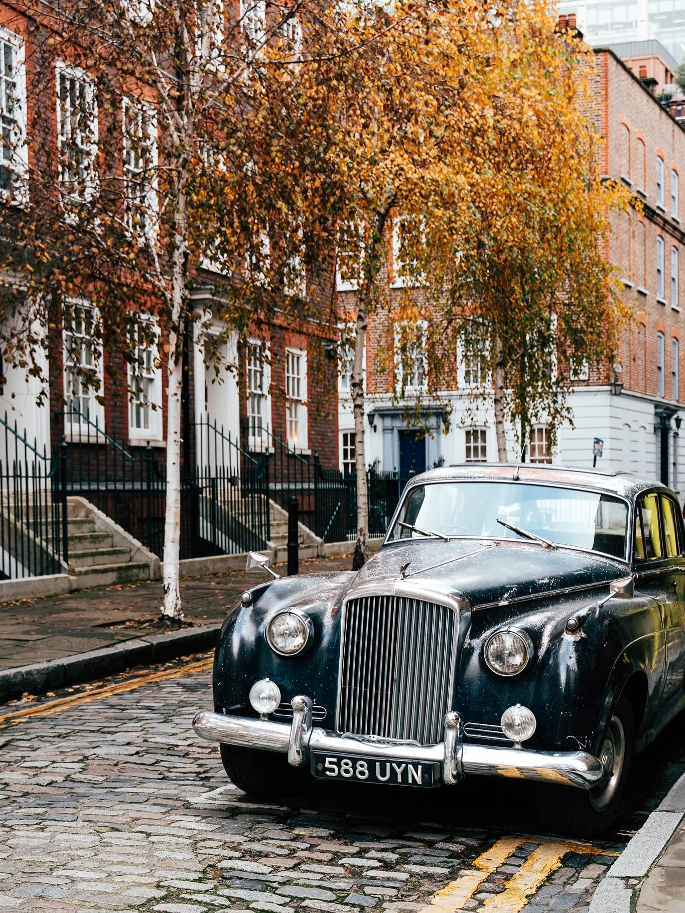 β  When the car matches the London vibe perfectly β
Parked in perfection. A gorgeous classic Bentley in Spitalfields against a backdrop of quintessential London charm. That grille and those lines never get old. 
Would you stop for this vintage car?
