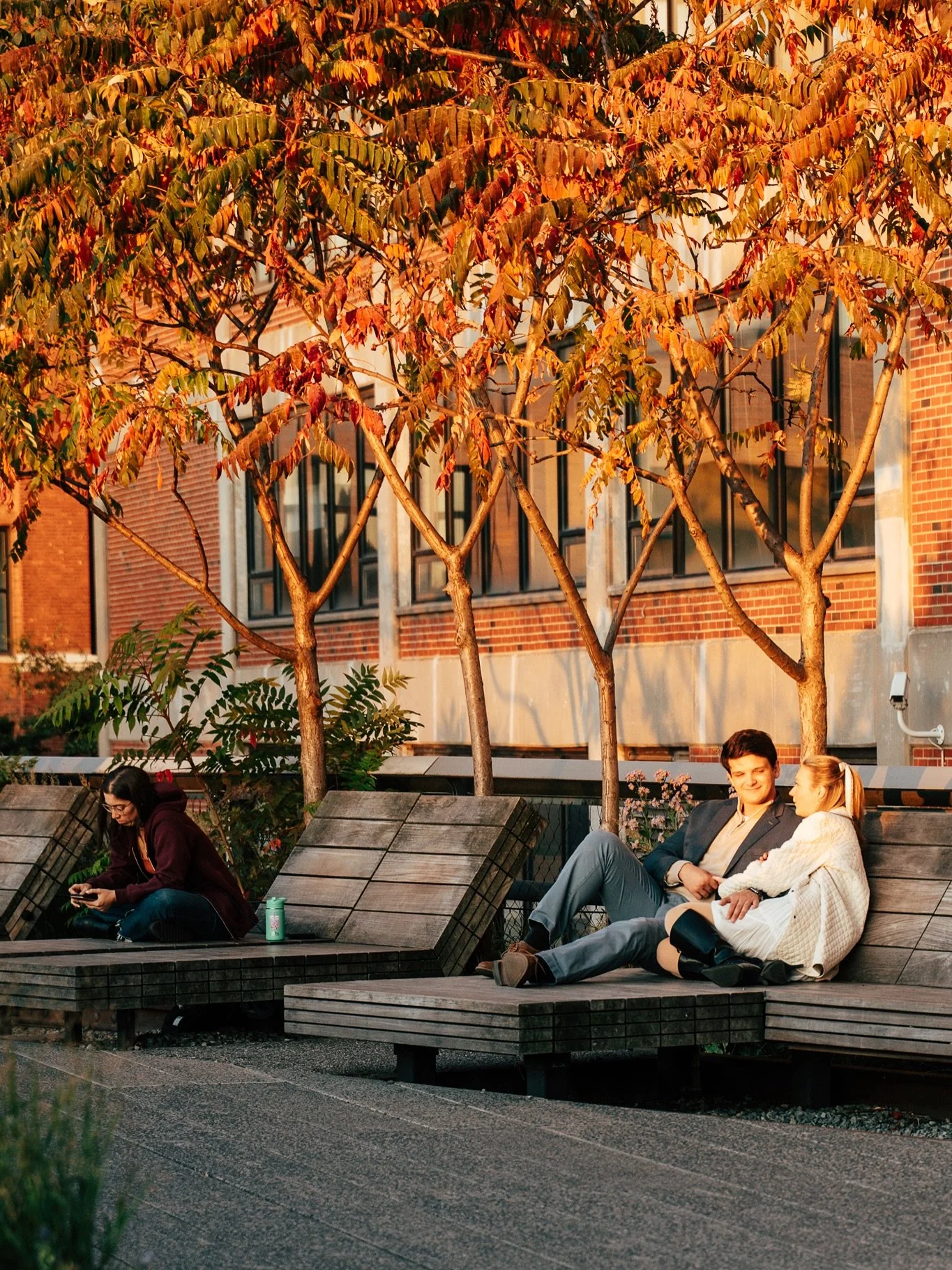 β  Golden hour magic that isn’t quite what it seems β
It was a beautiful evening on the High Line in NYC bathed in that perfect golden light. The couple looked like they were sharing a quiet moment together but in truth they were posing for a p