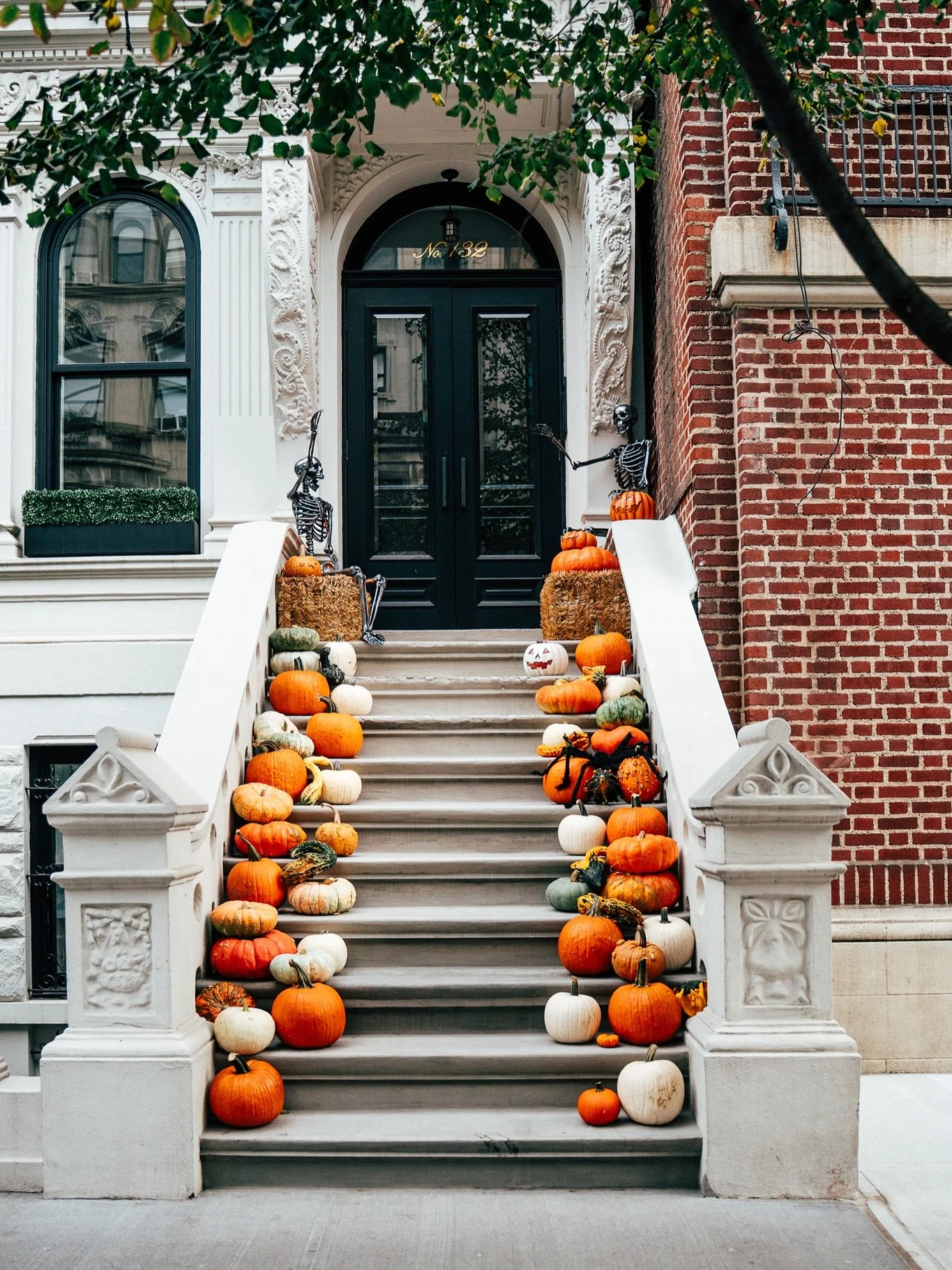 β  Is this the ultimate pumpkin counting test? β
Falling for these Upper East Side Halloween vibes! ππ Manhattan knows how to do autumn decor right, and this stoop is absolute perfection.
Can you guess how many pumpkins are gracing these steps?
I