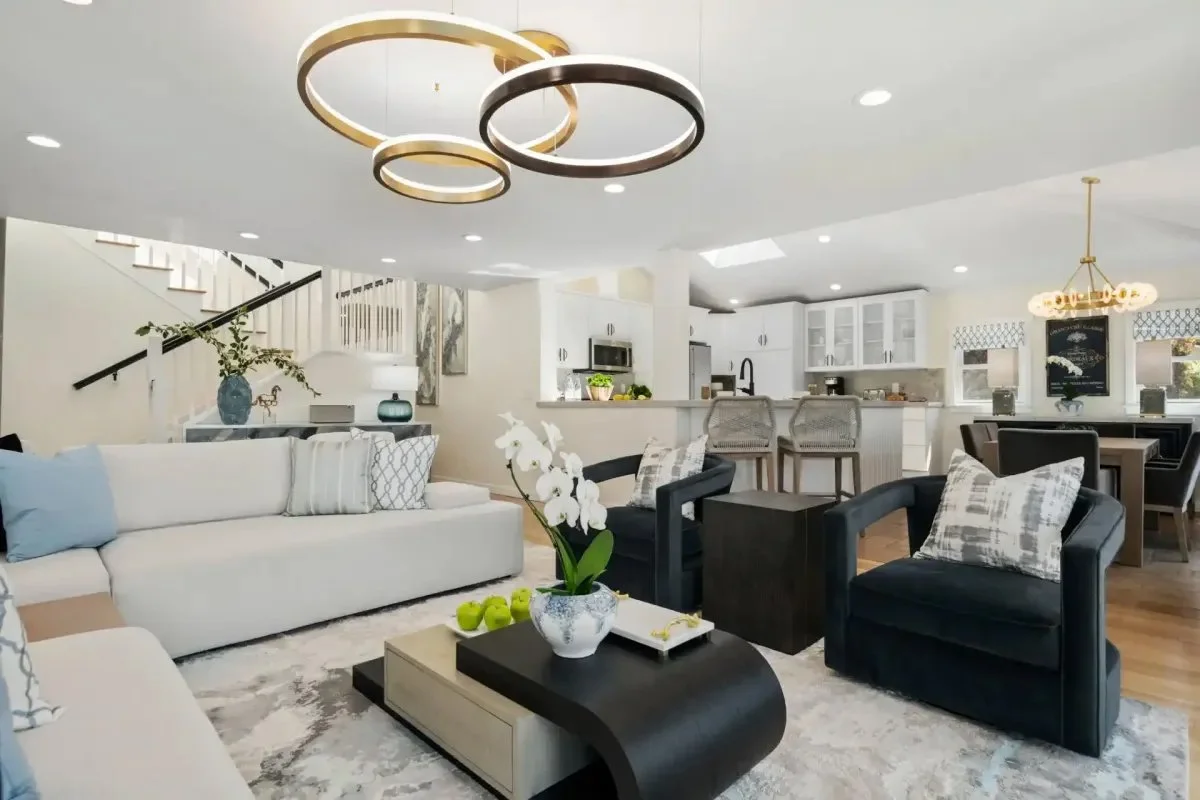 17-shoreline-splendor-family-room.jpg