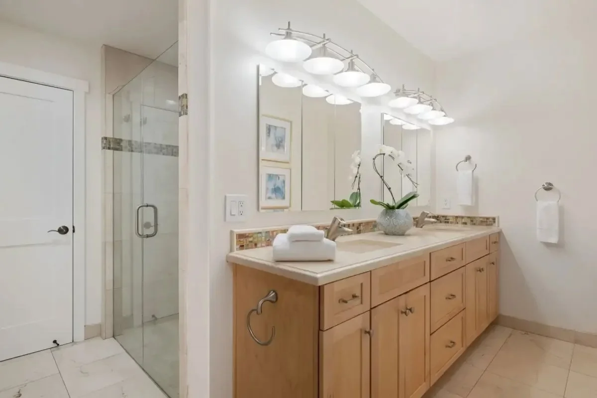 29-shoreline-splendor-primary-bathroom.jpg