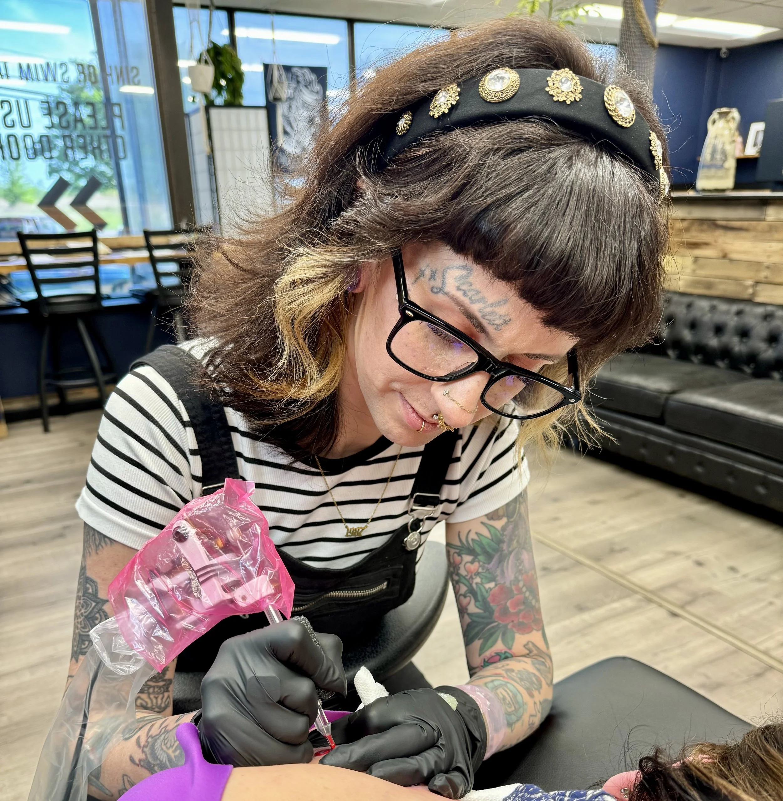 tattoo artist sam Sullivan working on a traditional style tattoo at sink or swim in western New York