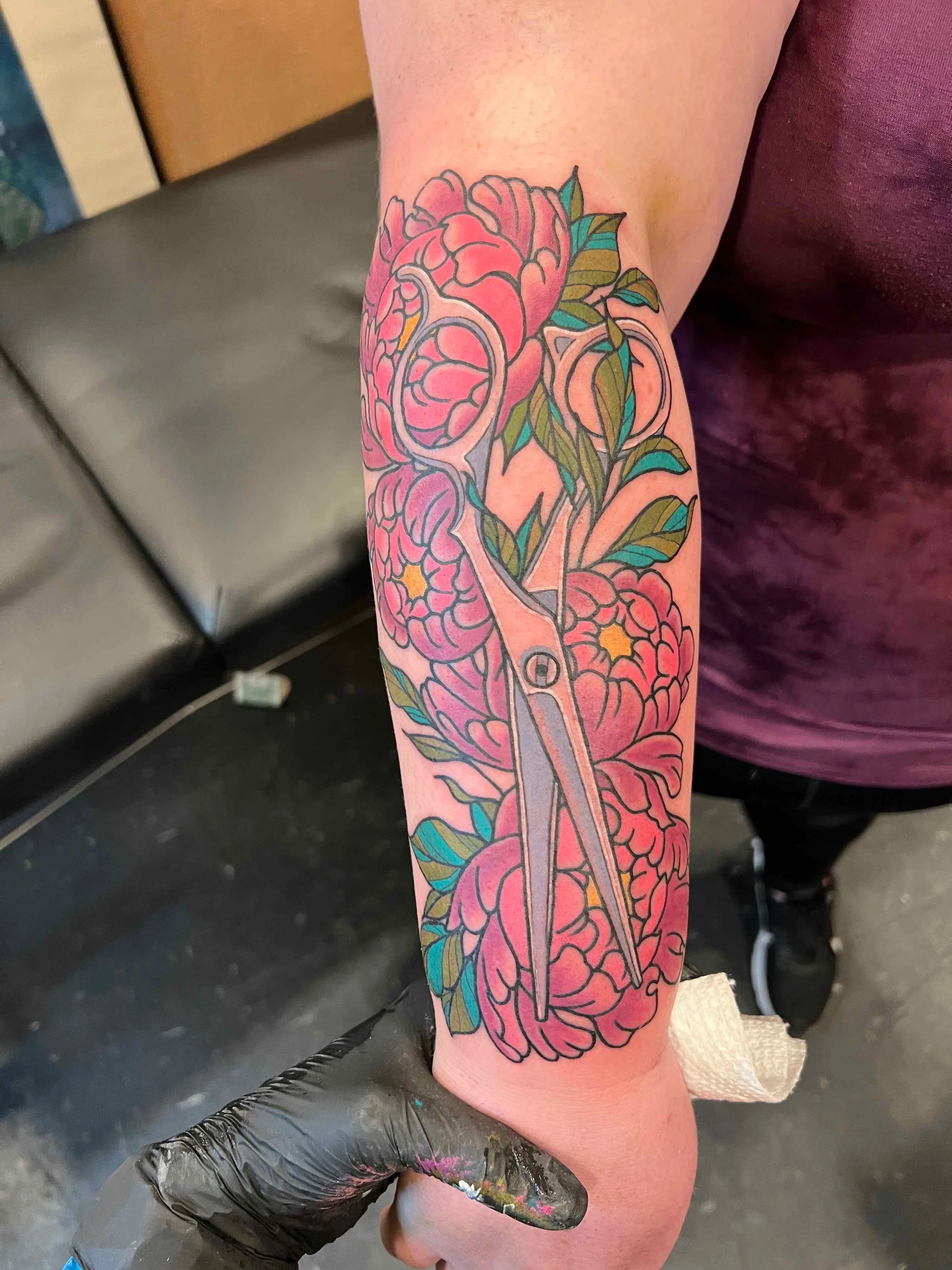 hairstylist scissors and flowers tattoo, portfolio work by Samantha Sullivan at Sink or Swim Tattoo and Piercing in Niagara Falls, NY