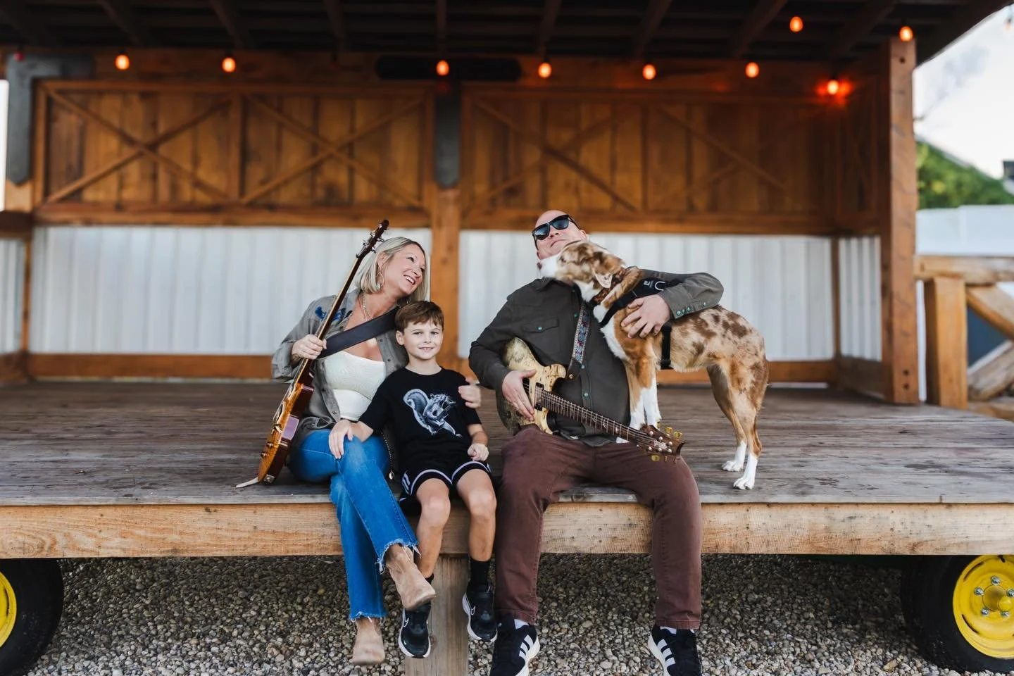 Capturing this fam at @forgotten50distilling was so much fun 🎸✨🫶🏻 

#theexposurecollective #familyphotographer #berlindmd #portraitphotographer #marylandphotographer #portraitphotographer