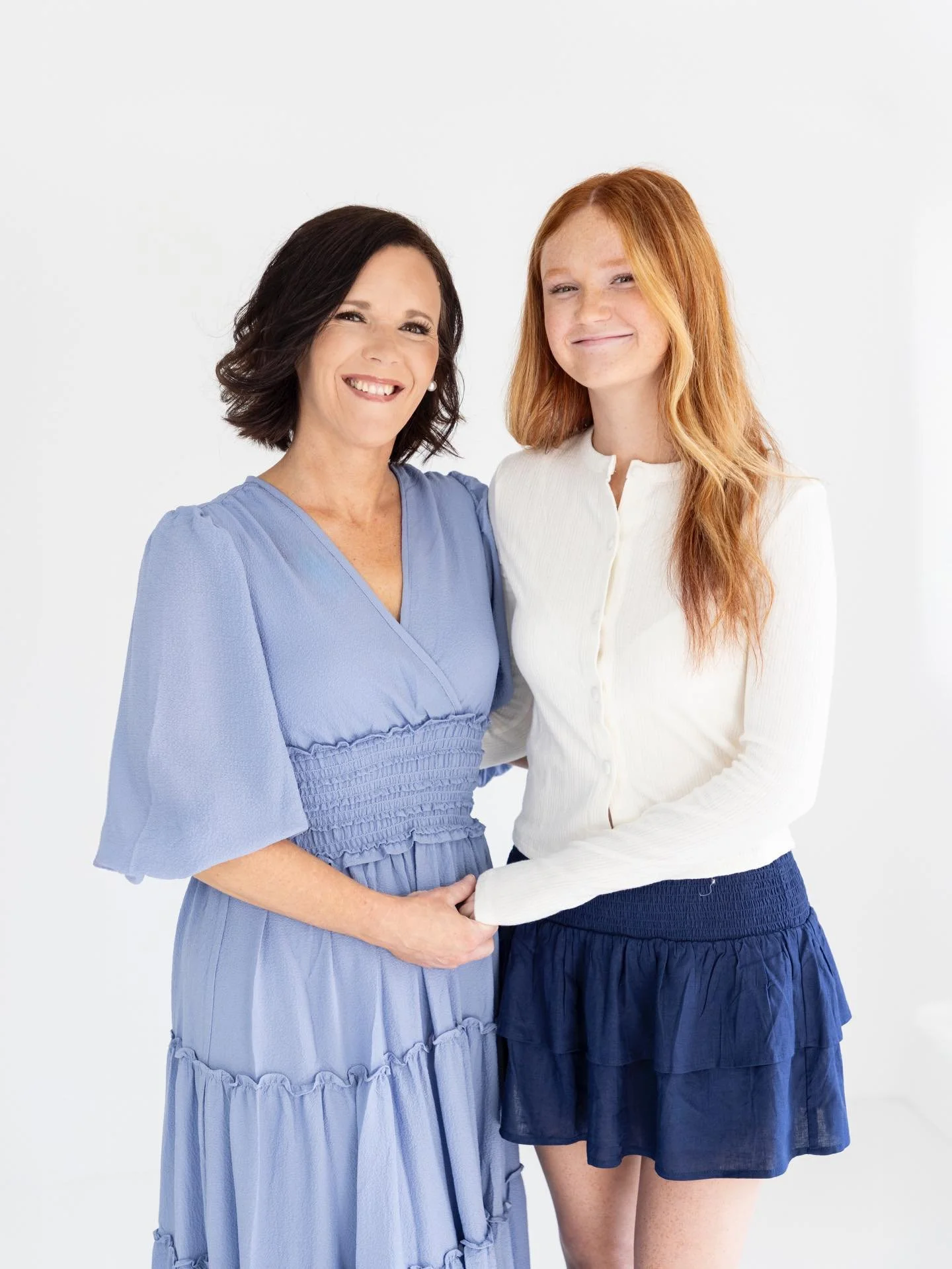 The cutest mom &amp; daughter duo in the studio 🤍📸 

With the cold of winter, our private studio sessions are perfect for no weather stress ✨ Whether you need updated professional headshots/branding, family portraits, or couples portraits &mdash; w