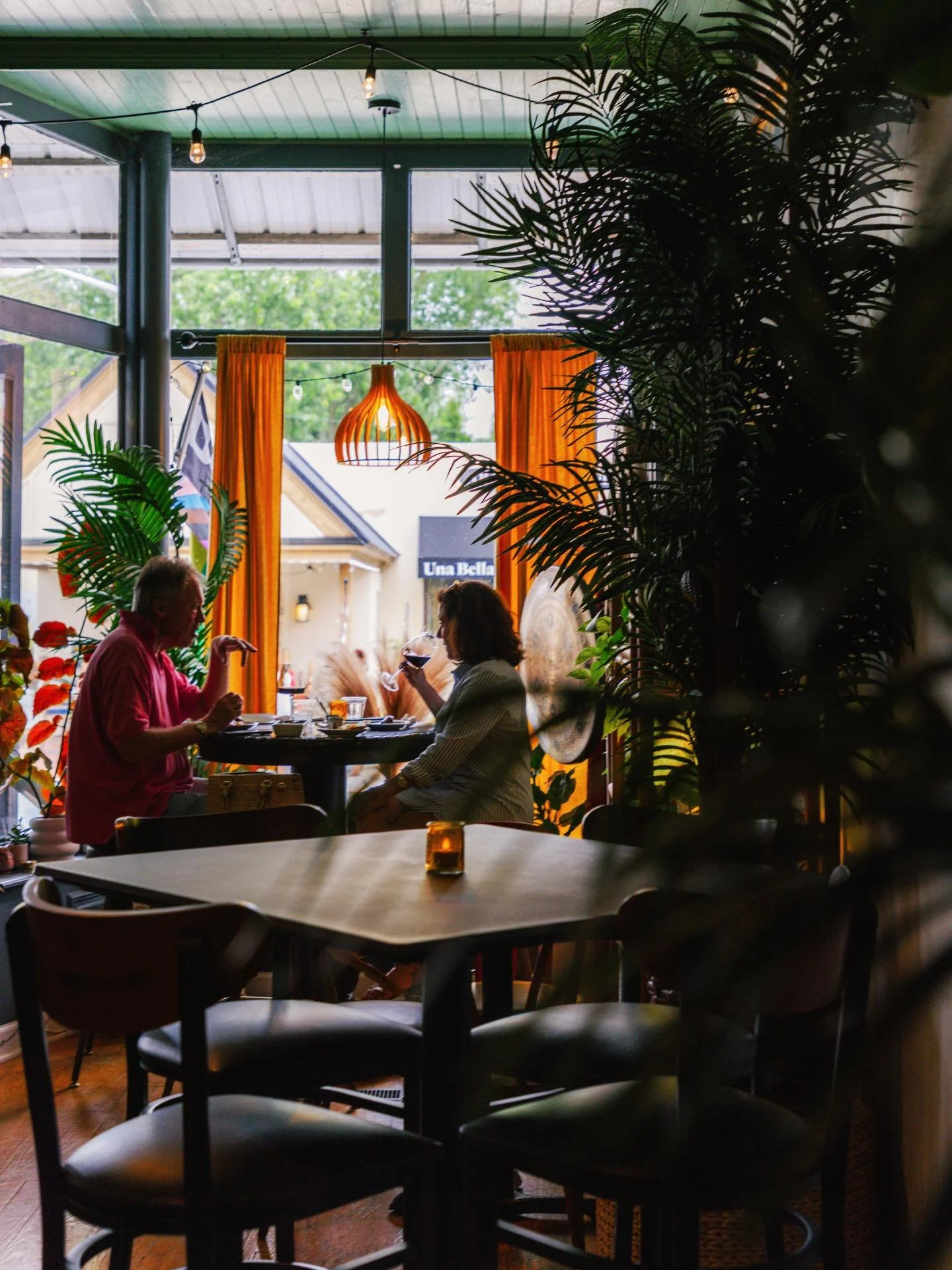 Branding photography that captures real connection, warm atmosphere, and the feeling people remember long after they&rsquo;ve left ✨🍷📸

Photos by @liveinsidethelens 

#theexposurecollective #brandingphotographer #portaitphotographer #marylandphotog