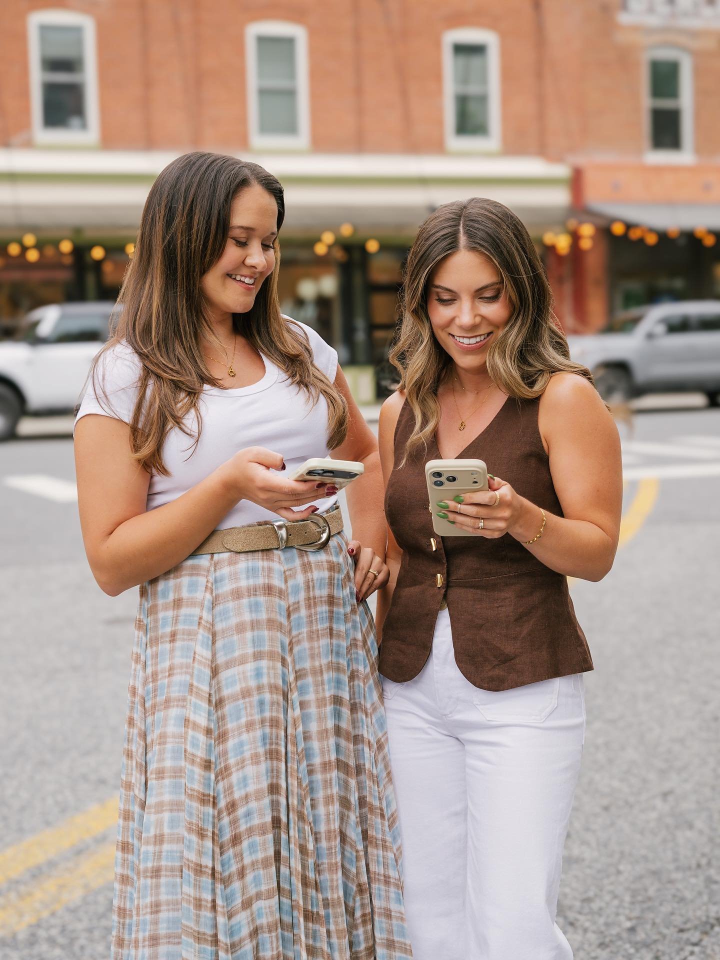 The ladies behind @ontherisecreative &mdash; Tessa &amp; Ali! A social media marketing duo that work with local businesses 🤳🏻✨📸💫 
So so much fun capturing their brand!

#marylandphotographer #socialmediamarketing #portraitphotographer #brandingph