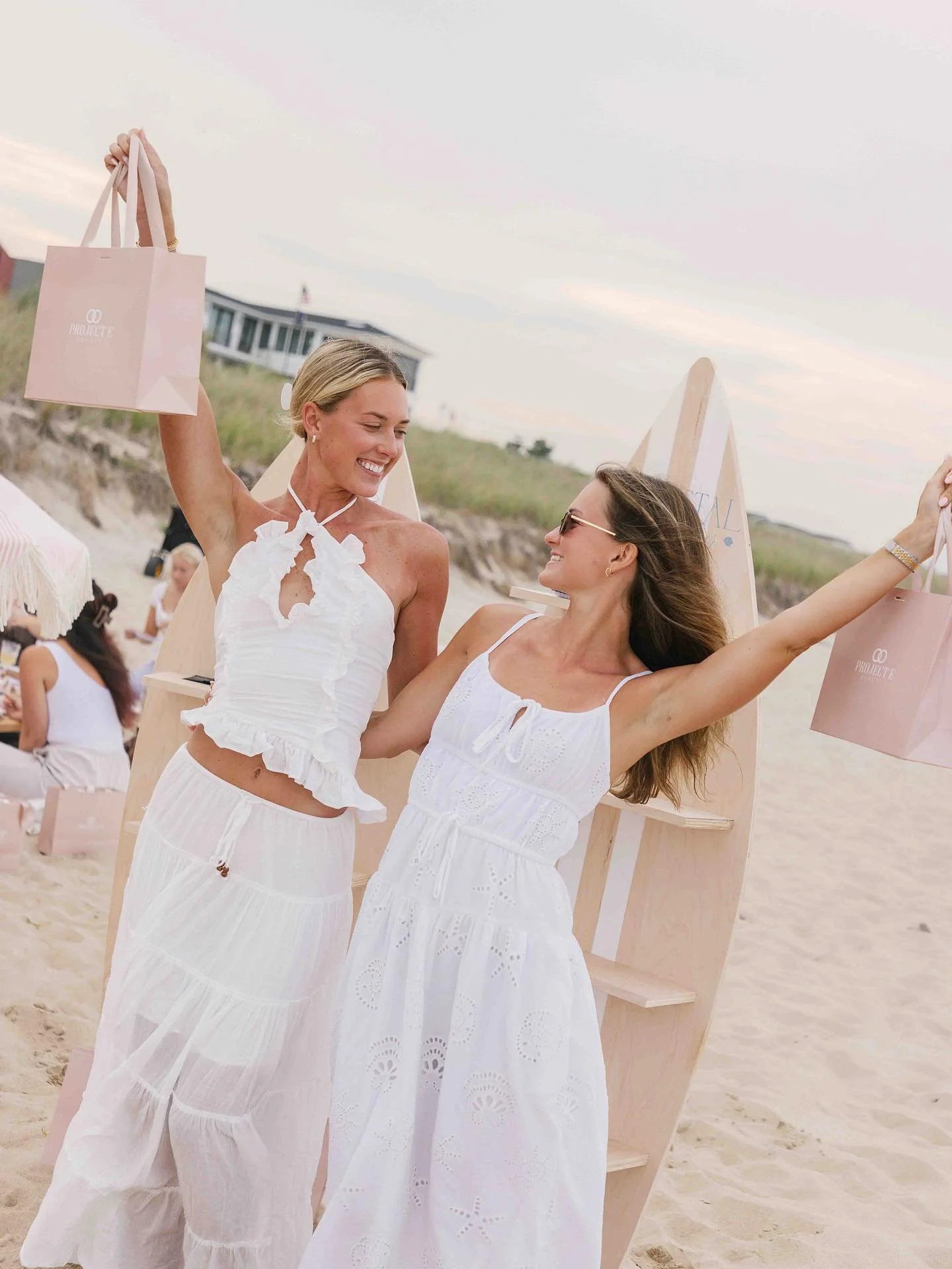Summer vibes with @coastalsocialhour x @projectebeauty 🌸💖💫🌊

📸 @liveinsidethelens 

#bethanybeachphotographer #ocmdphotographer #portraitphotographer #eventphotographer #coastalsocialhour