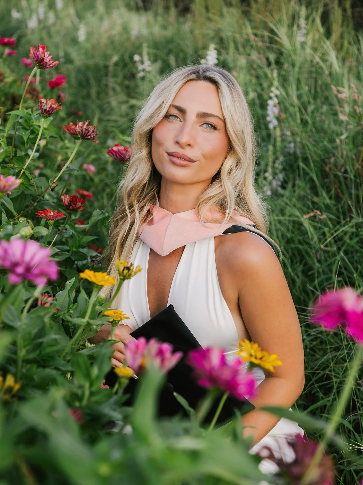Grad photos in a flower field @littlelaneflowerco 💐💫 

📸 @liveinsidethelens 

#ocmdphotographer #portraitphotographer #gradphotographer #marylandphotographer