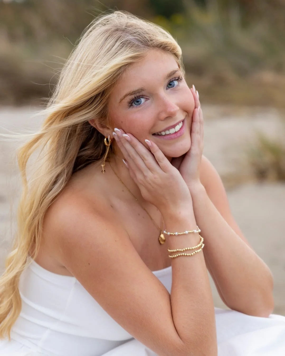 A beautiful golden hour senior session on Assateague with Reese 💫🌊🍃

📸 @_thebarcuscrew 

#ocmdphotographer #ocmdseniorphotographer #seniorphotographer #seniorsession #marylandphotographer