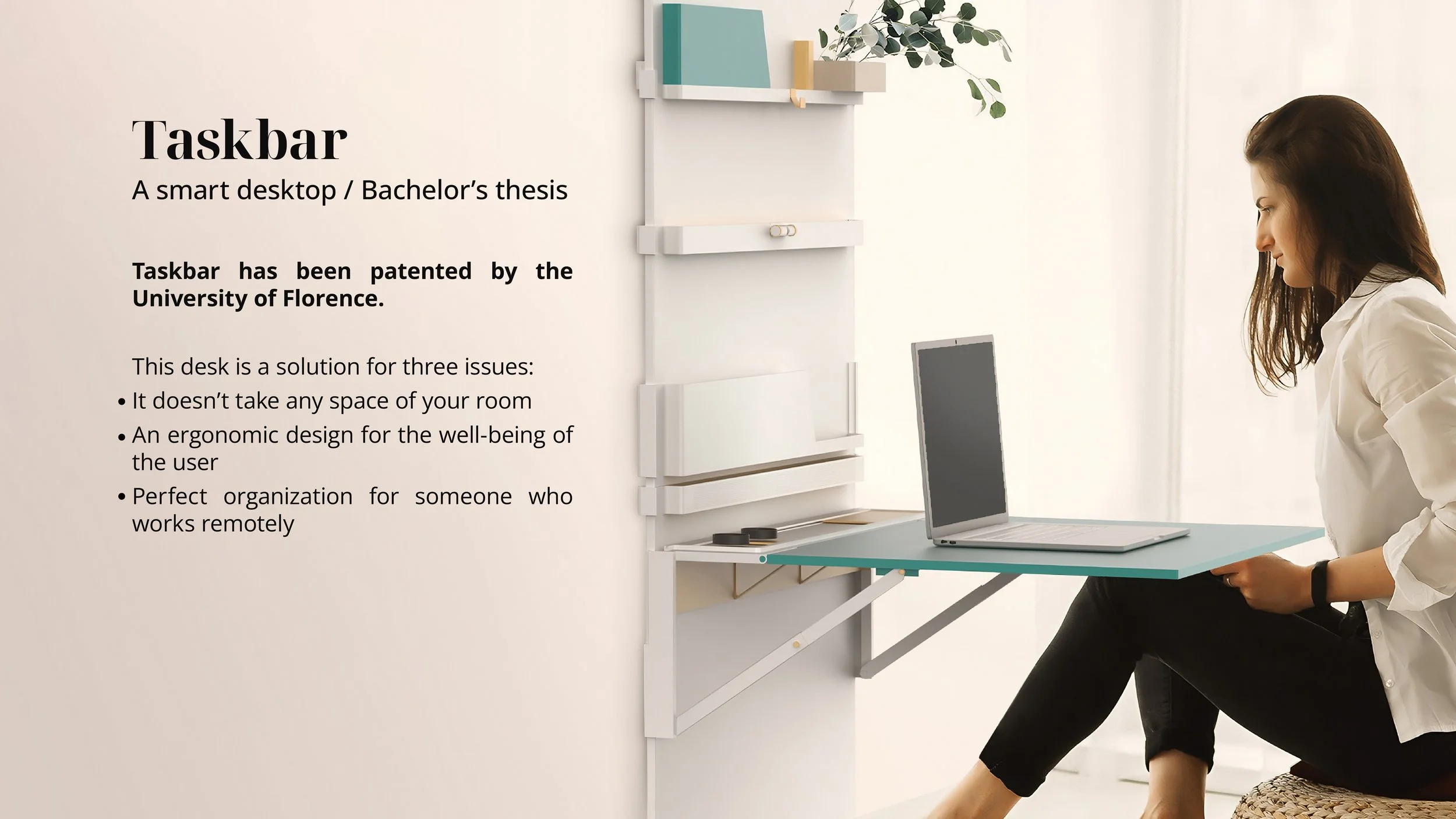 Un'immagine di una donna seduta davanti a una scrivania intelligente con uno schermo di laptop, con un testo descrittivo sulla funzione e i vantaggi di una scrivania smart chiamata Taskbar, e un'area con scaffali e una pianta in un ambiente luminoso.