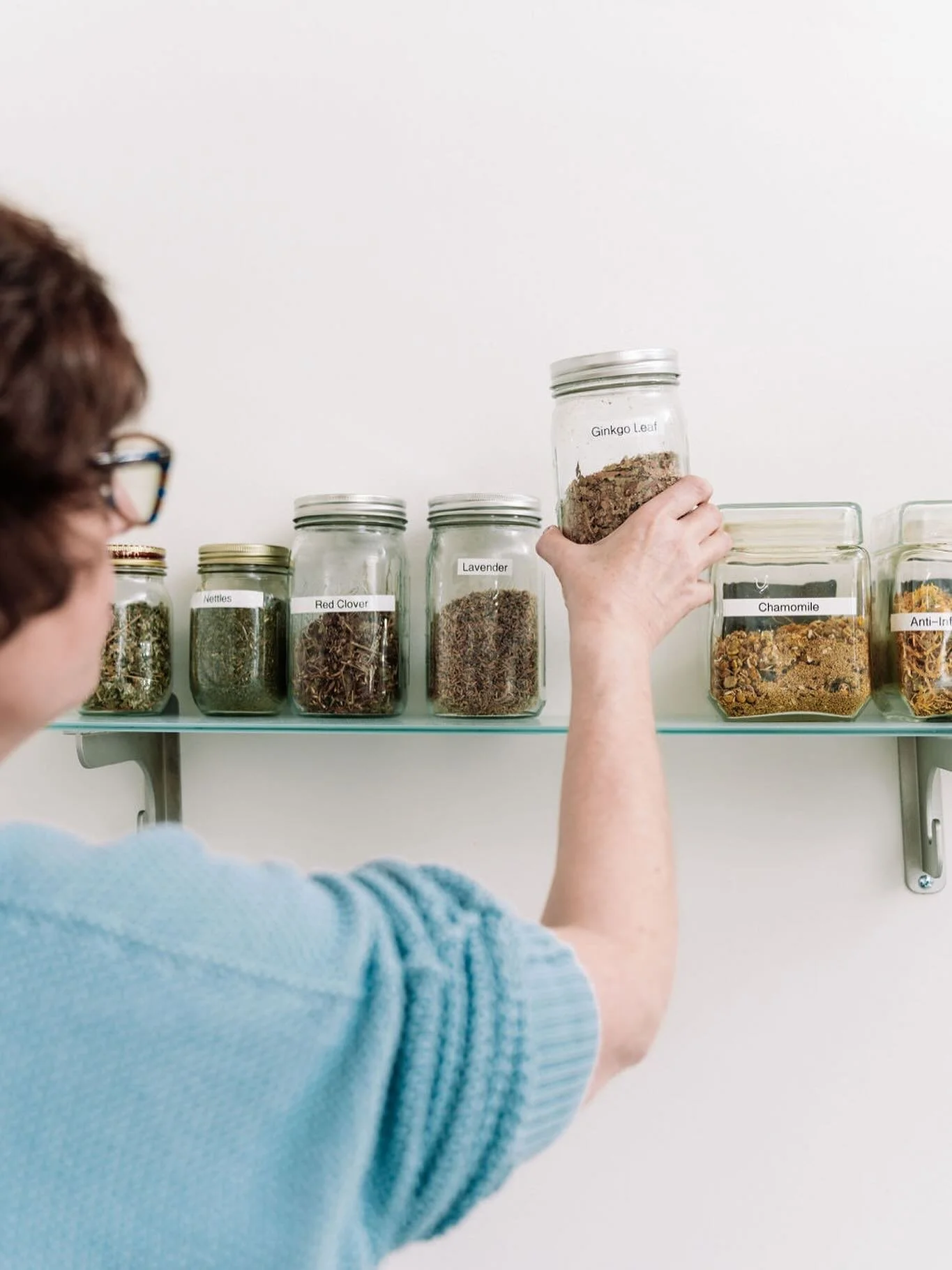 Choosing a blend of herbs to brew into a tea to incorporate into my facials! 👏

My favorite: a blend of chamomile, calendula and dandelion root. Calming and detoxifying to the skin. 🌼

A la natural! 🌿
 

#facialtreatments#skintreatments#naturalski