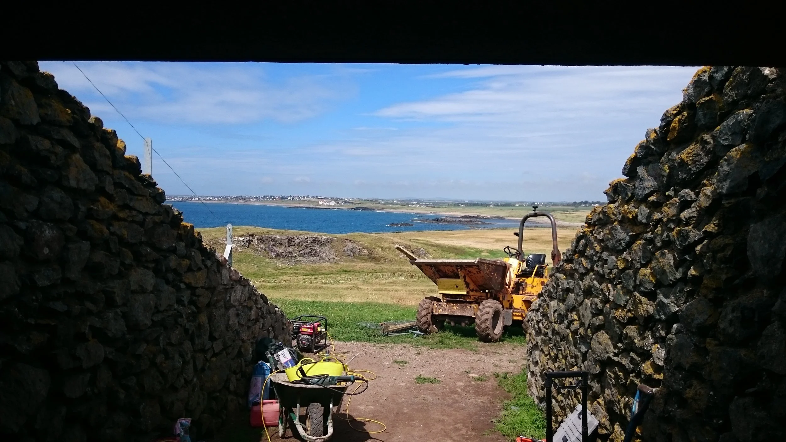 Barcloddiad Y Gawres Chambered Tomb.JPG