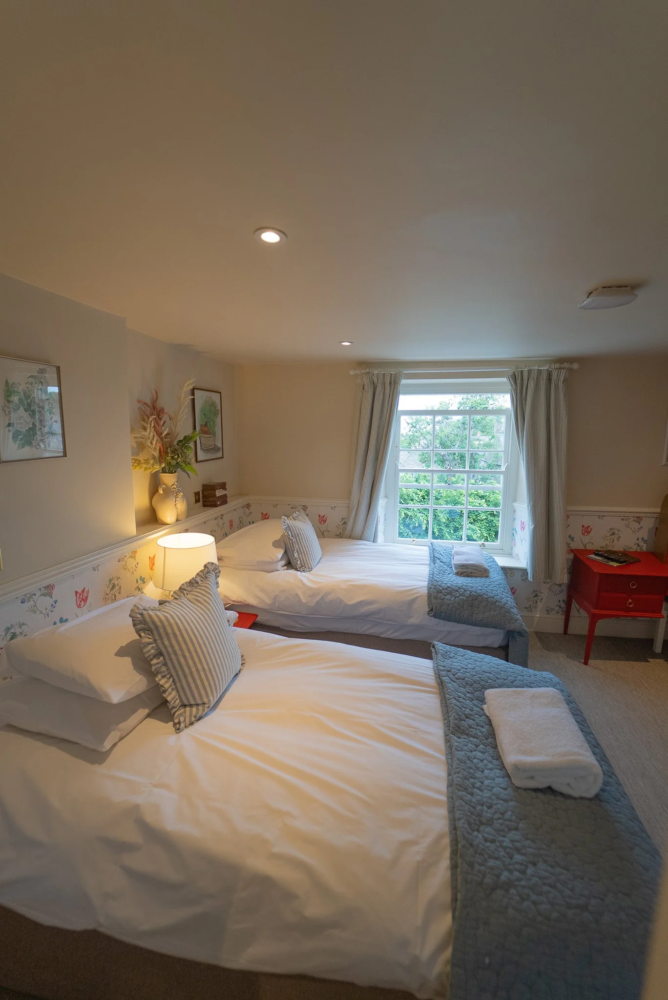 ROOM 6 TWIN BEDS